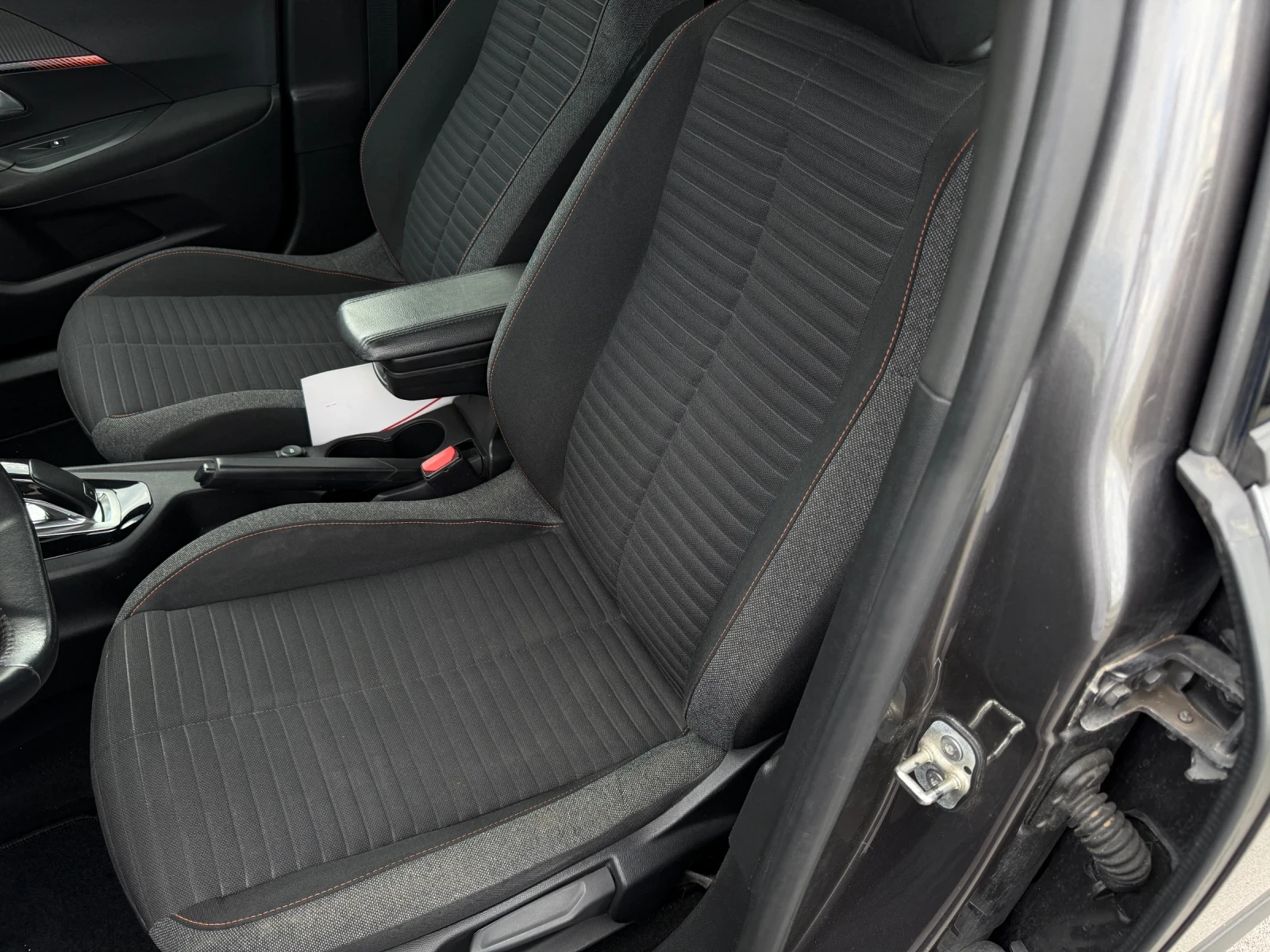 Peugeot 2008 1.2 Puretech , снимка 12 - Автомобили и джипове - 54378570