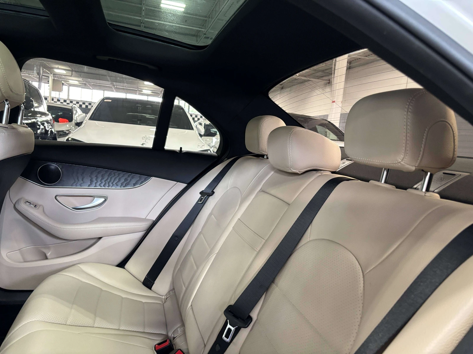 Mercedes-Benz C 300 | 4MATIC| AMGPKG| NAV| WOOD| CREAMLEATHER| S, снимка 16 - Автомобили и джипове - 55990345