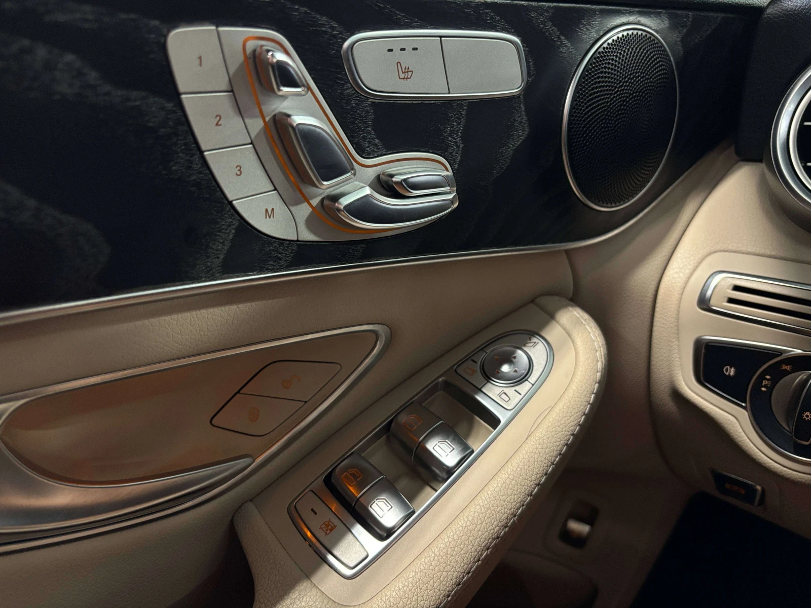 Mercedes-Benz C 300 | 4MATIC| AMGPKG| NAV| WOOD| CREAMLEATHER| S, снимка 17 - Автомобили и джипове - 55990345