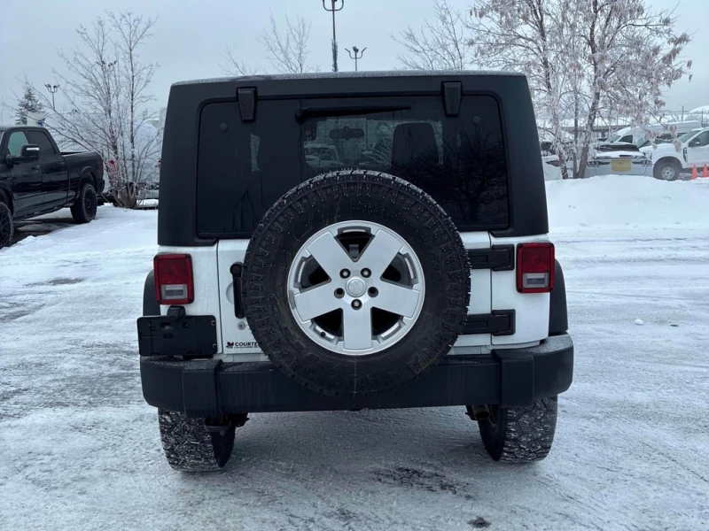 Jeep Wrangler * Sport * CARFAX * БЕЗ ПЪРВОНАЧАЛНА ВНОСКА, снимка 4 - Автомобили и джипове - 53152795