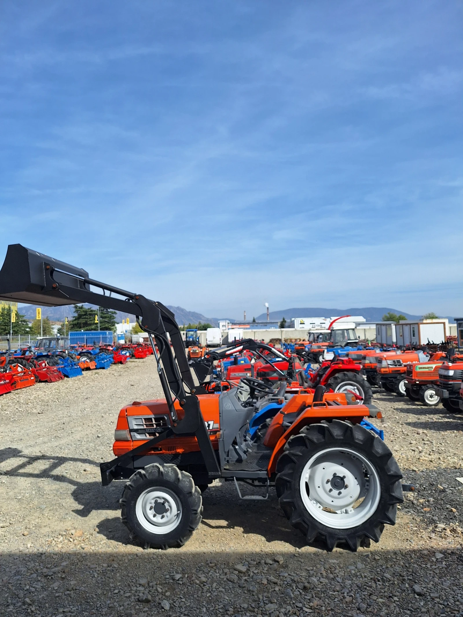Трактор Kubota, снимка 7 - Селскостопанска техника - 56411510