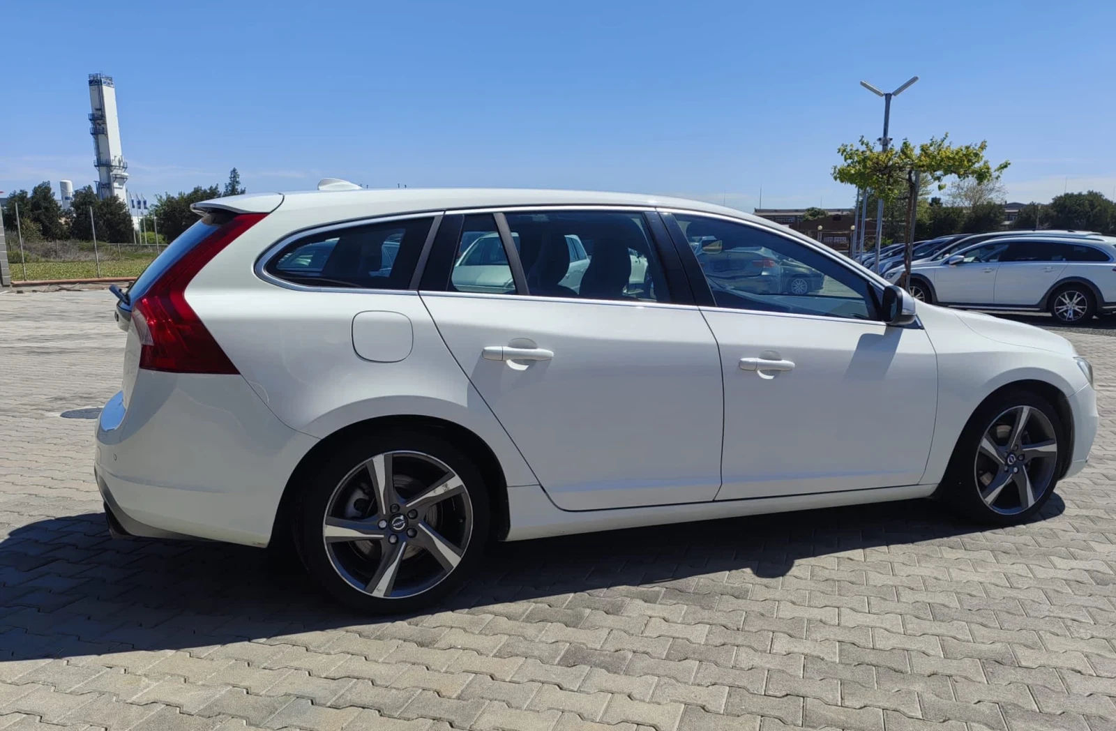 Volvo V60 2.0D R.DESIGN - изображение 4