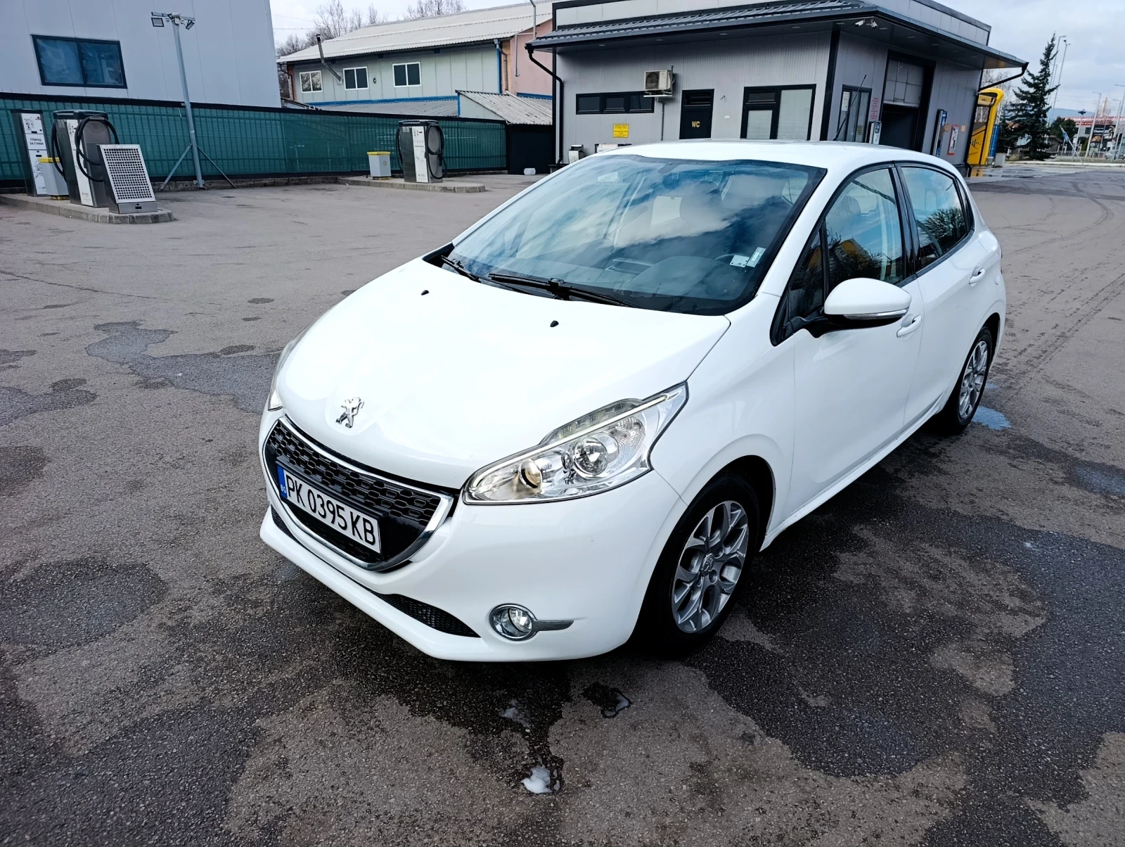 Peugeot 208 1.4, снимка 3 - Автомобили и джипове - 53932374