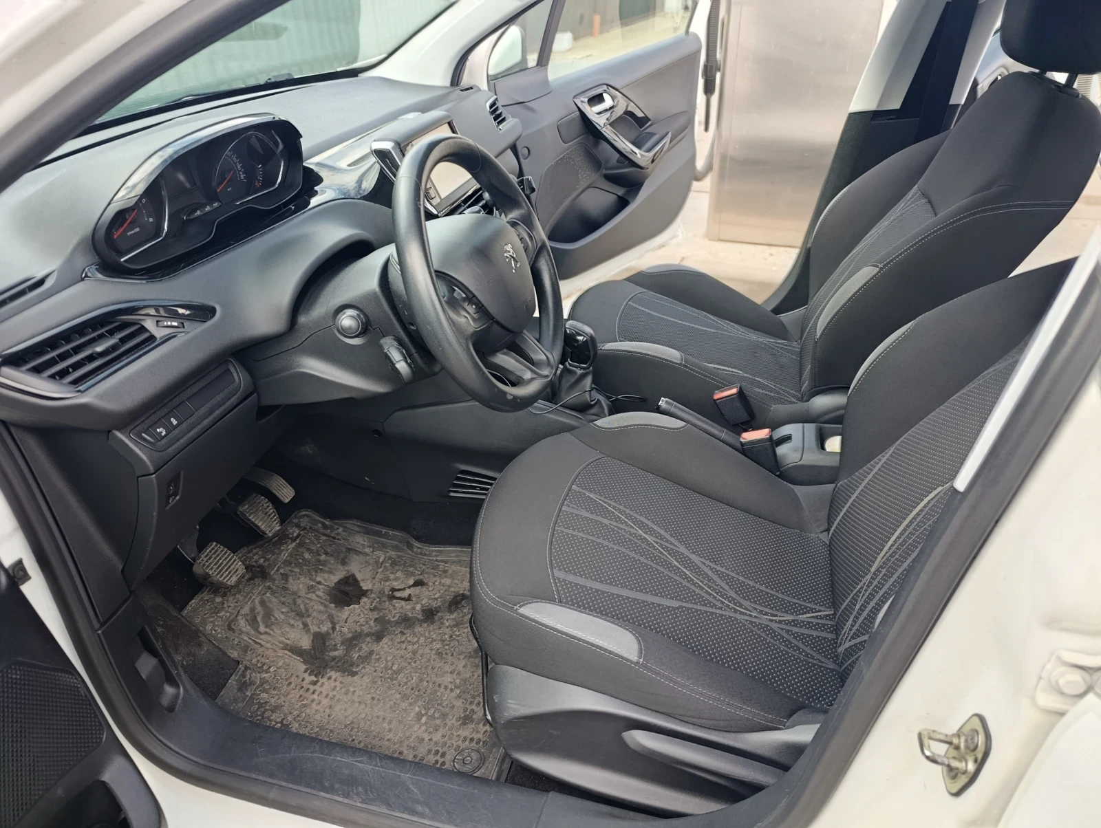 Peugeot 208 1.4, снимка 8 - Автомобили и джипове - 53932374