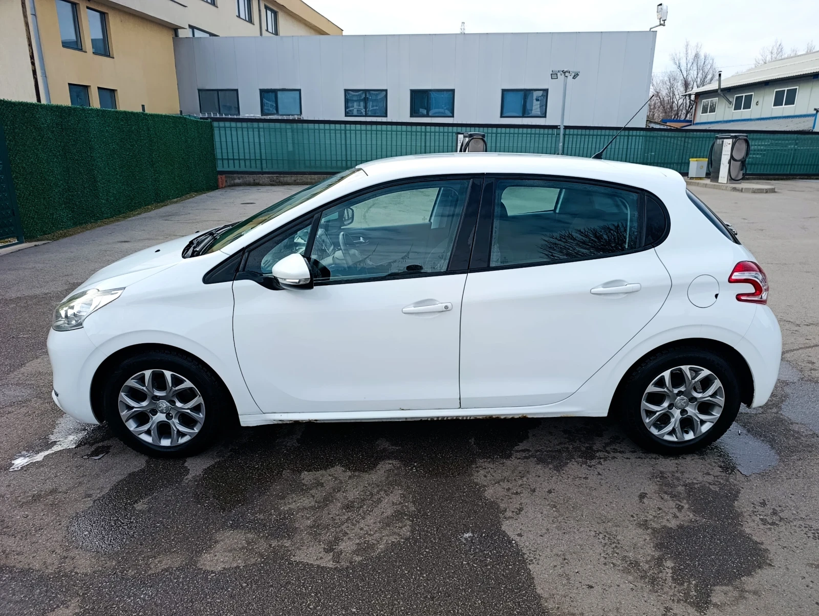 Peugeot 208 1.4, снимка 4 - Автомобили и джипове - 53932374