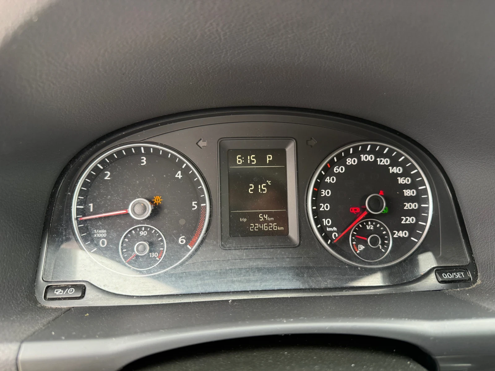 VW Touran 1.6TDI - 105к.с. - Автоматик, снимка 17 - Автомобили и джипове - 54126058