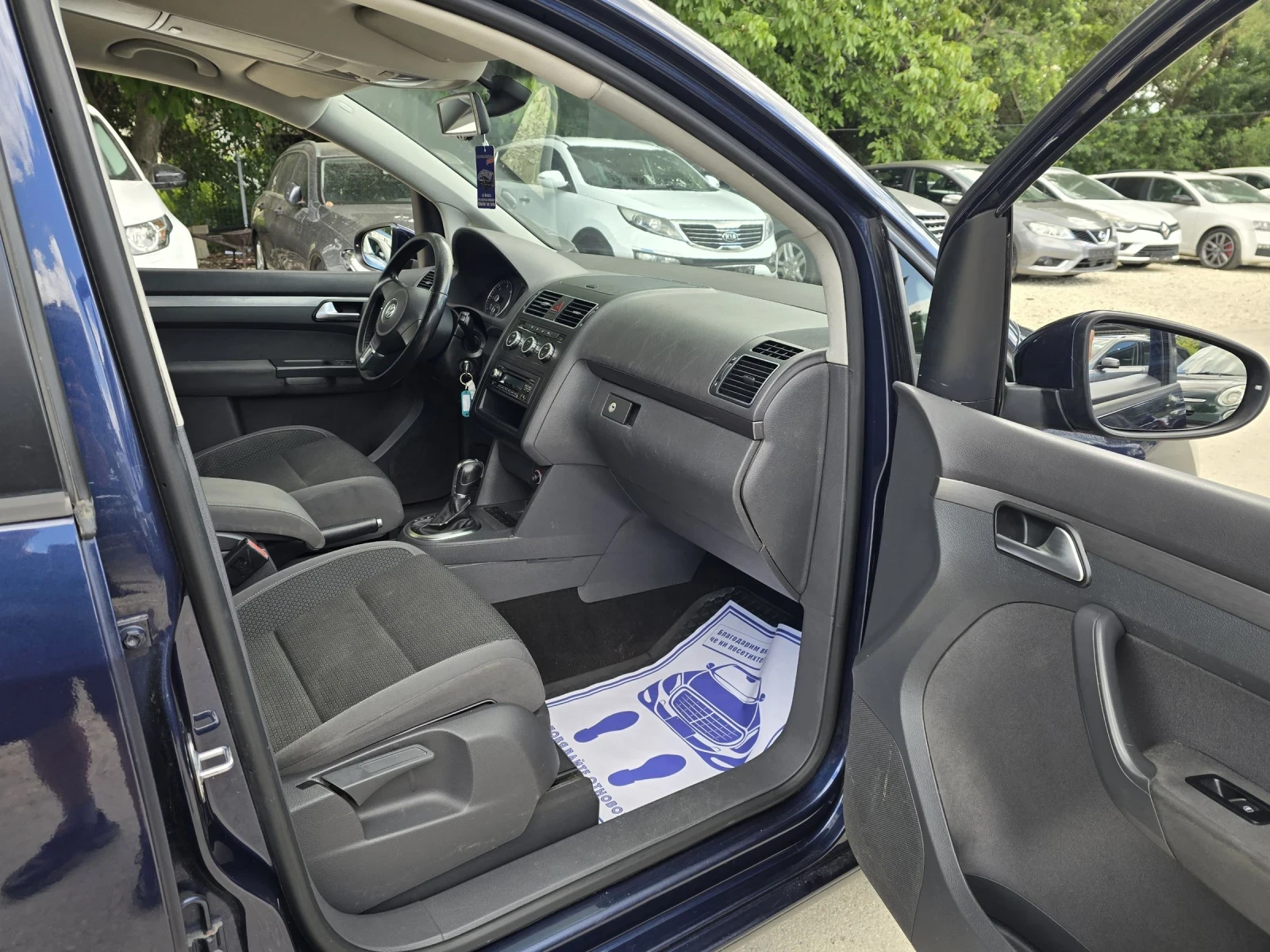VW Touran 1.6TDI - 105к.с. - Автоматик, снимка 13 - Автомобили и джипове - 54126058