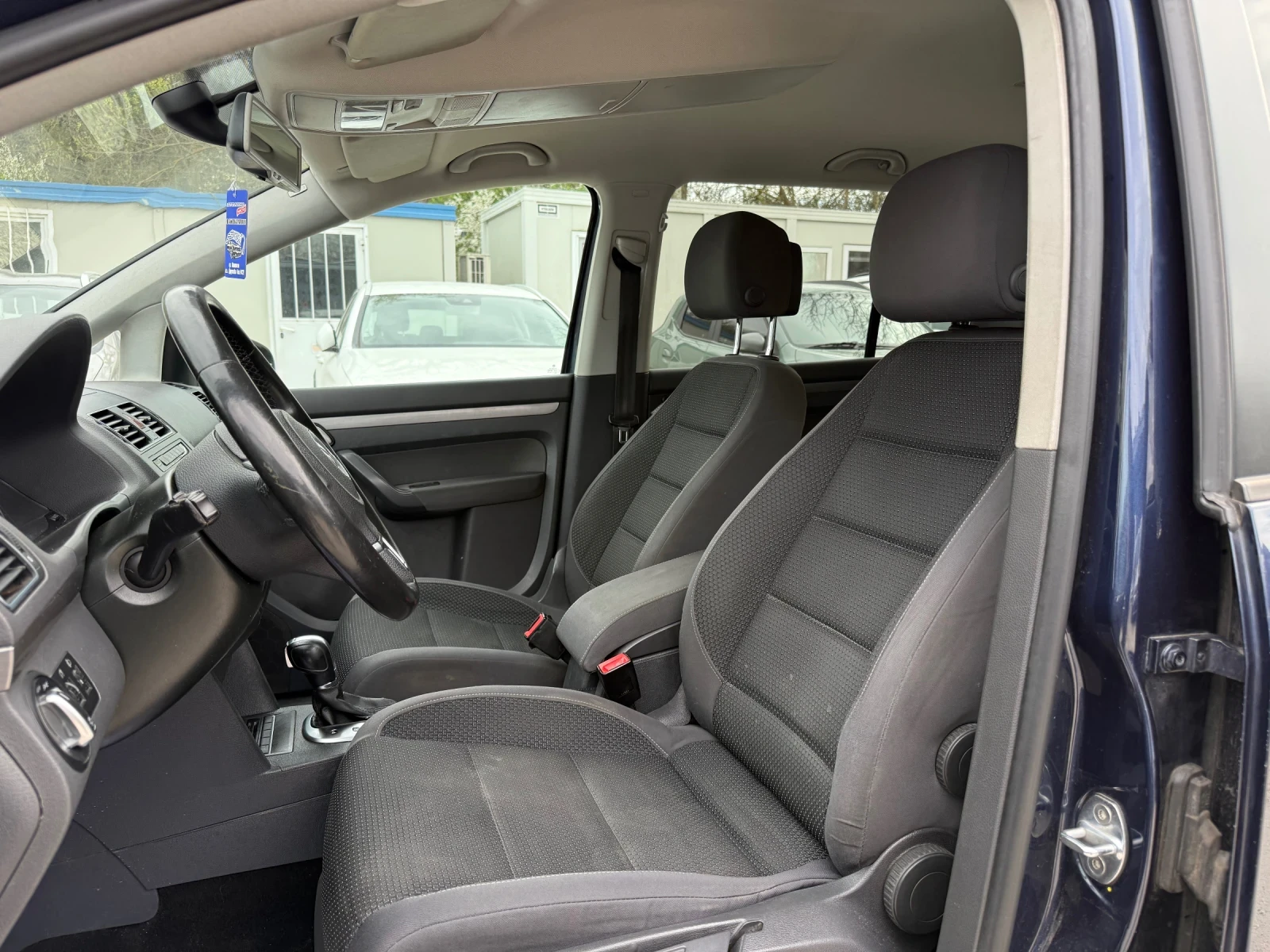 VW Touran 1.6TDI - 105к.с. - Автоматик, снимка 9 - Автомобили и джипове - 54126058