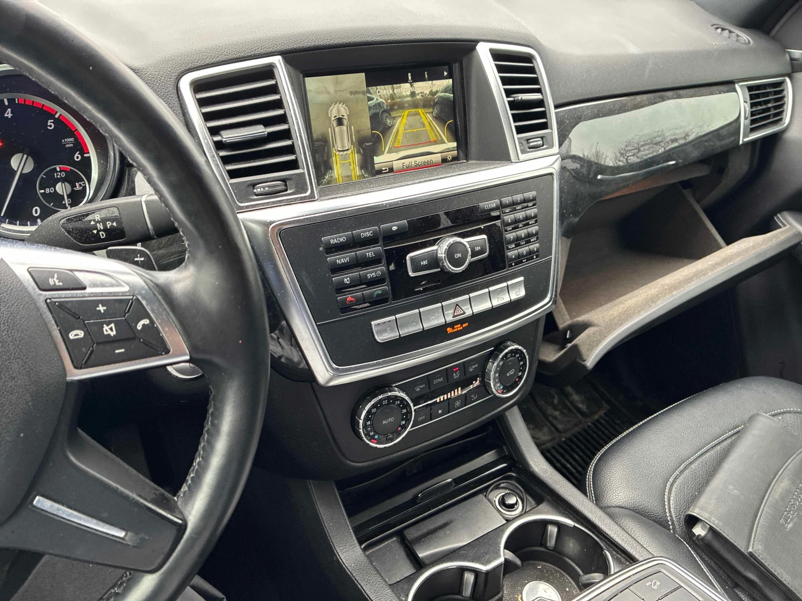 Mercedes-Benz ML 350 Diesel* ПОДГРЕВ* HARMAN* 360* PANO* KEYLESS, снимка 9 - Автомобили и джипове - 54231081