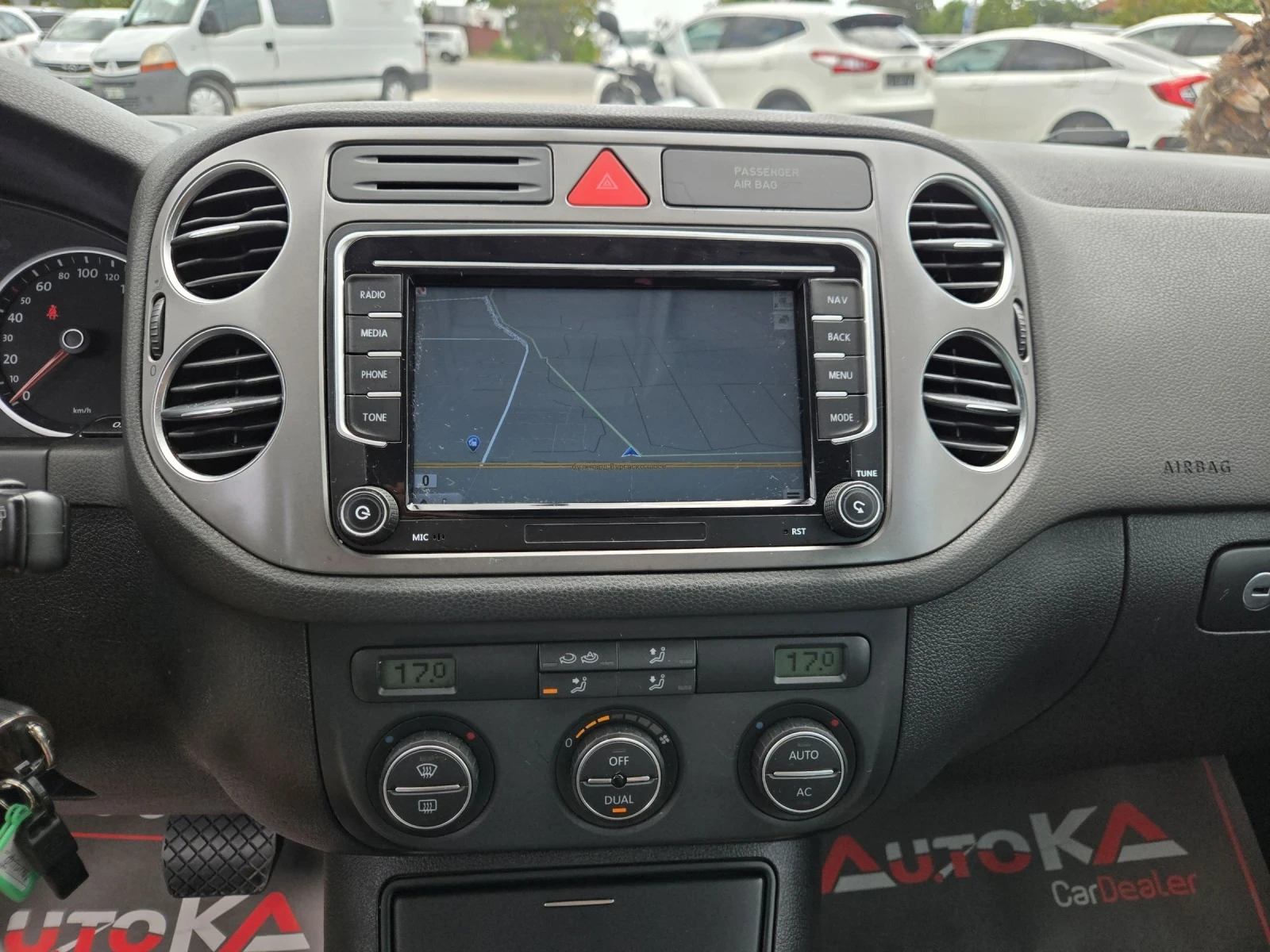 VW Tiguan 2.0TDI-140кс= АВТОМАТ= 4Х4= НАВИ= КАМЕРА, снимка 15 - Автомобили и джипове - 55657024