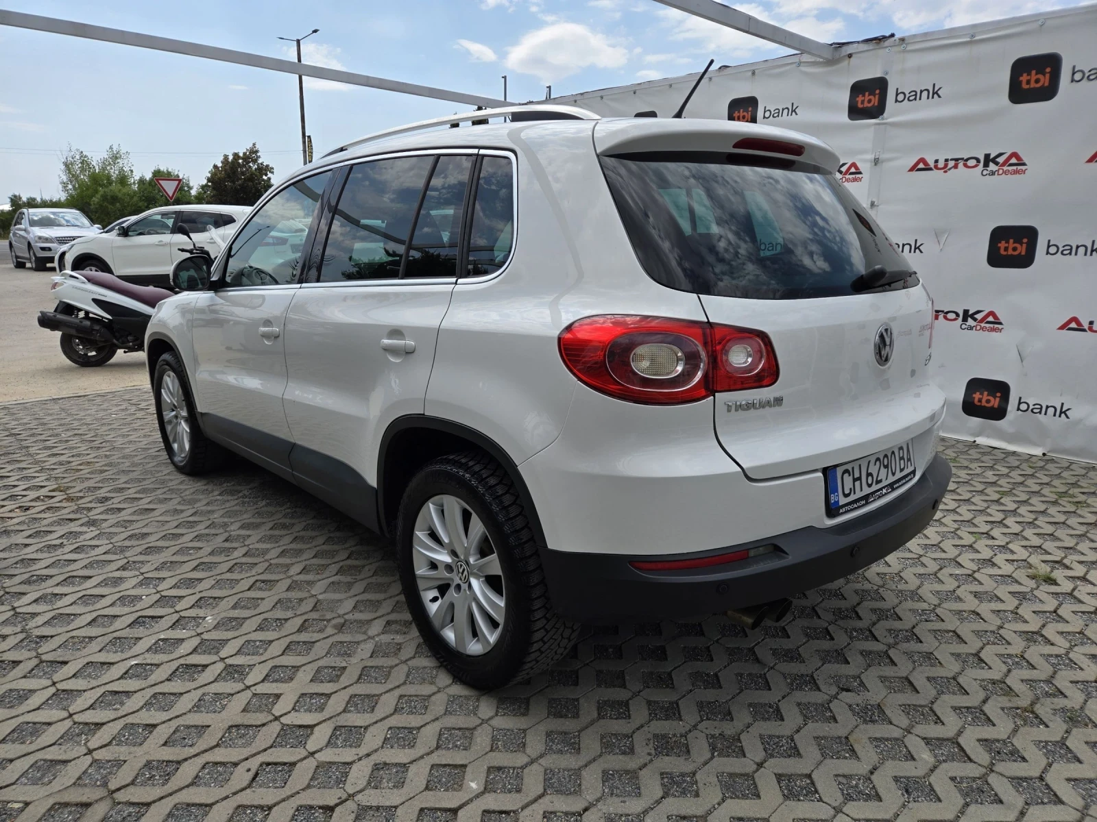 VW Tiguan 2.0TDI-140кс= АВТОМАТ= 4Х4= НАВИ= КАМЕРА, снимка 5 - Автомобили и джипове - 55657024