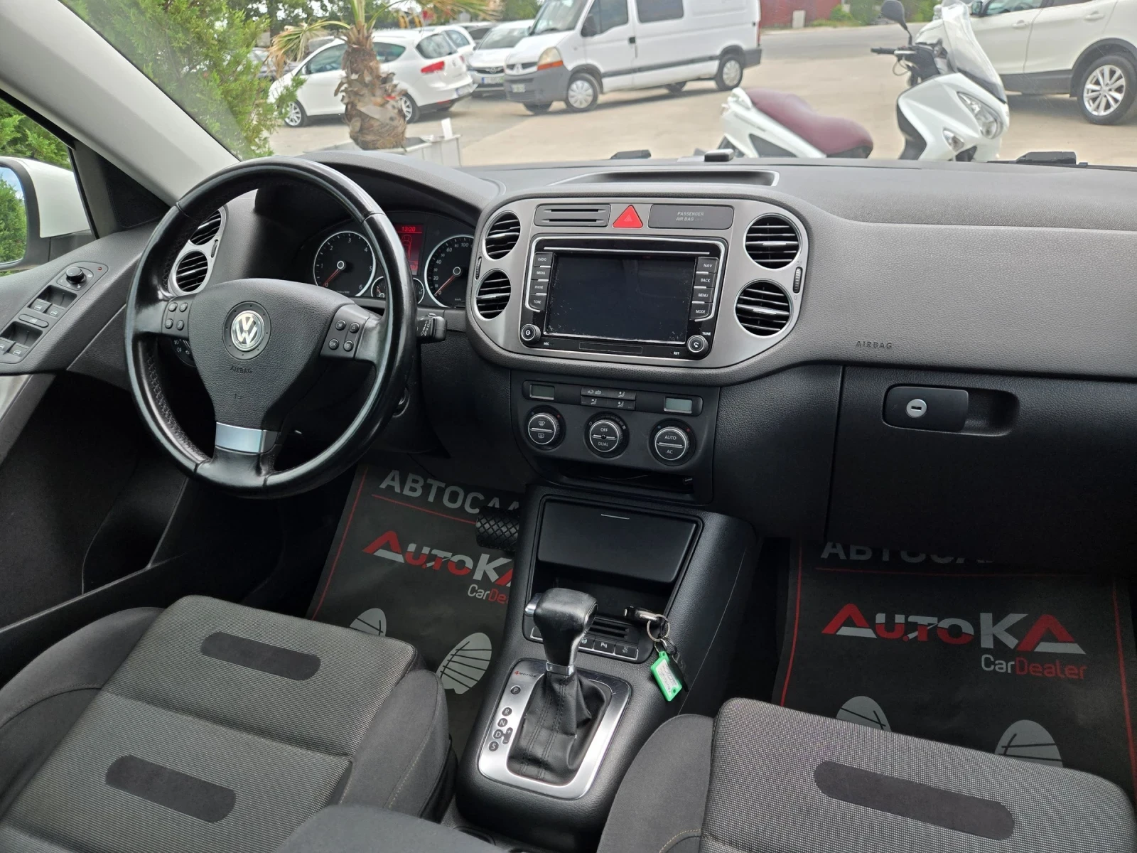 VW Tiguan 2.0TDI-140кс= АВТОМАТ= 4Х4= НАВИ= КАМЕРА, снимка 13 - Автомобили и джипове - 55657024
