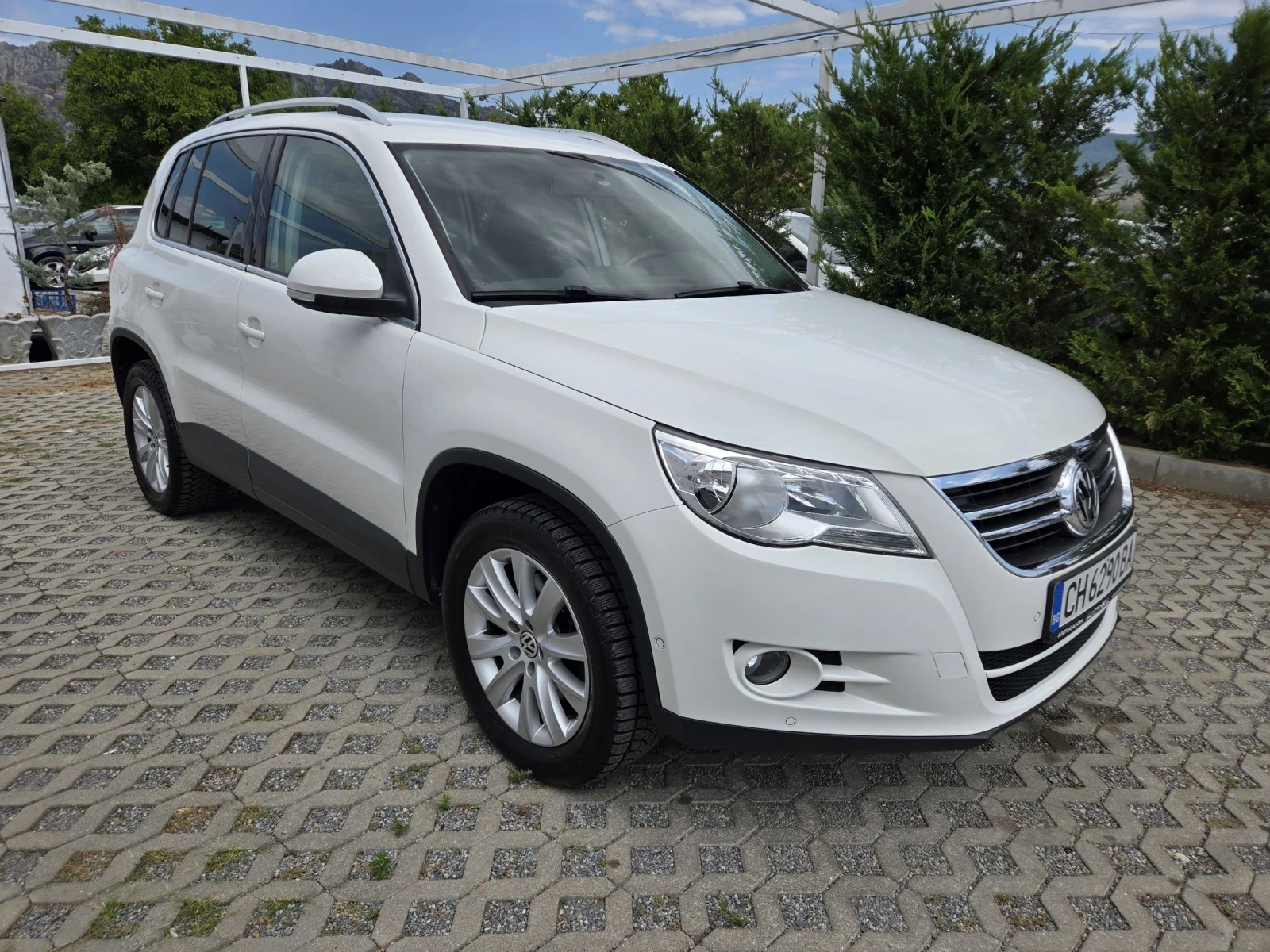 VW Tiguan 2.0TDI-140кс= АВТОМАТ= 4Х4= НАВИ= КАМЕРА, снимка 2 - Автомобили и джипове - 55657024
