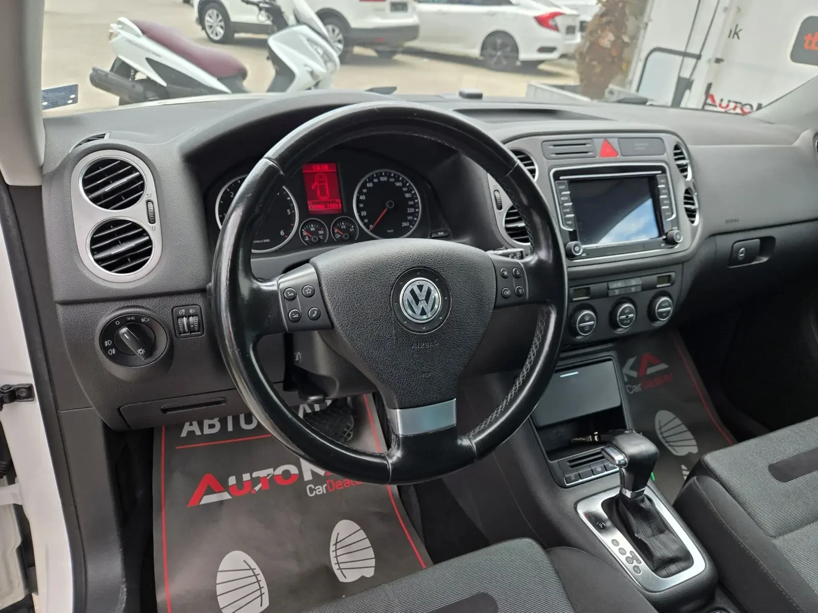 VW Tiguan 2.0TDI-140кс= АВТОМАТ= 4Х4= НАВИ= КАМЕРА, снимка 8 - Автомобили и джипове - 55657024