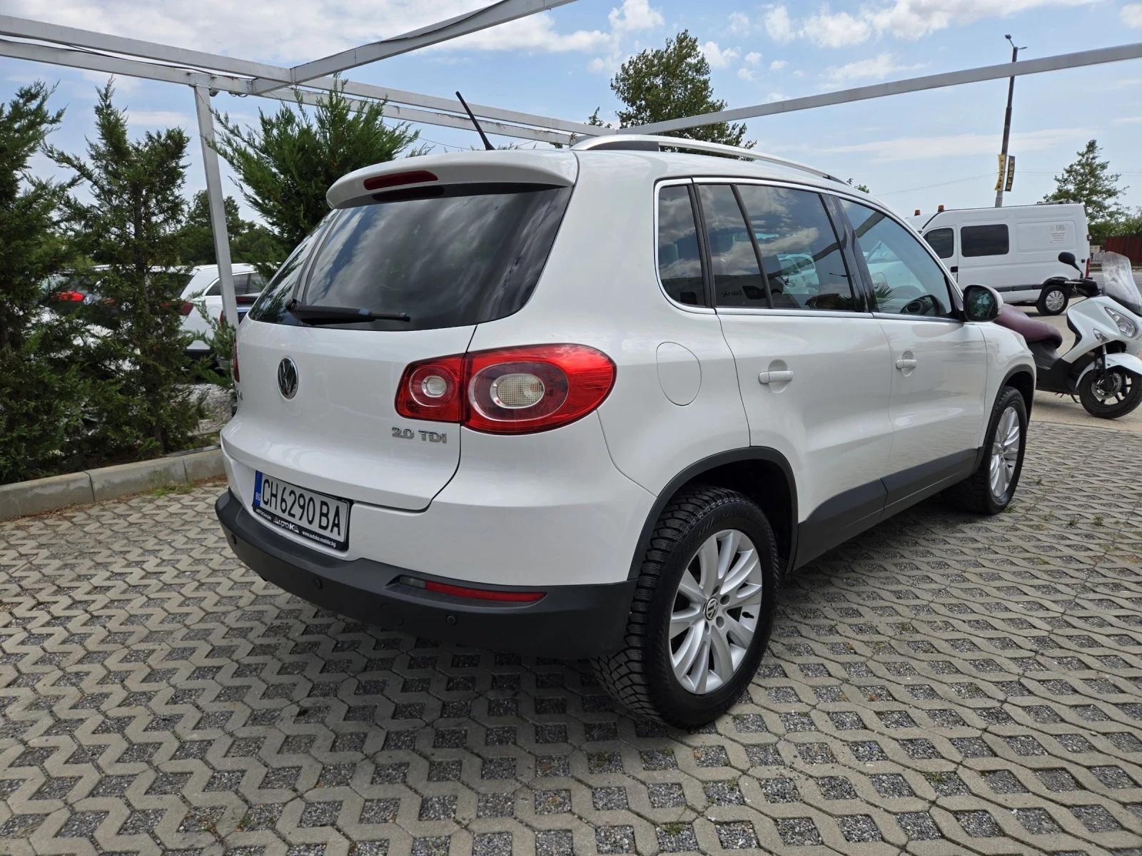 VW Tiguan 2.0TDI-140кс= АВТОМАТ= 4Х4= НАВИ= КАМЕРА, снимка 3 - Автомобили и джипове - 55657024