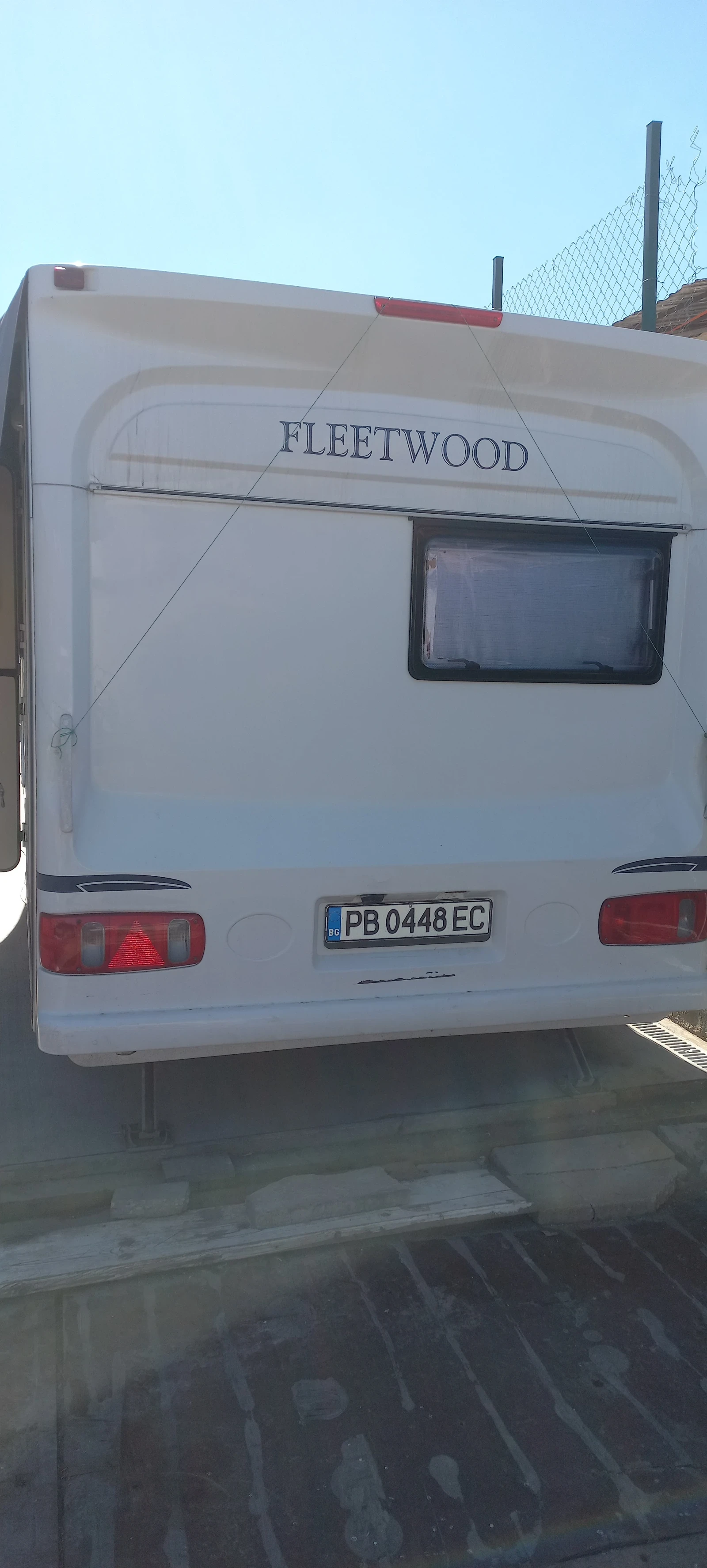 Каравана Fleetwood 450, снимка 2 - Каравани и кемпери - 54371041