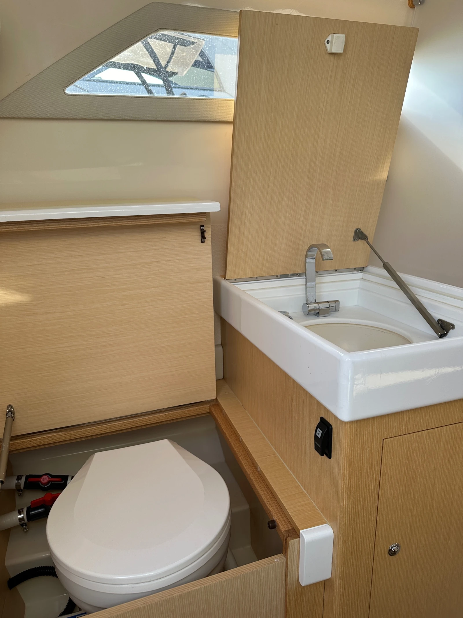   Technohull Explorer 40 | Mobile.bg   12