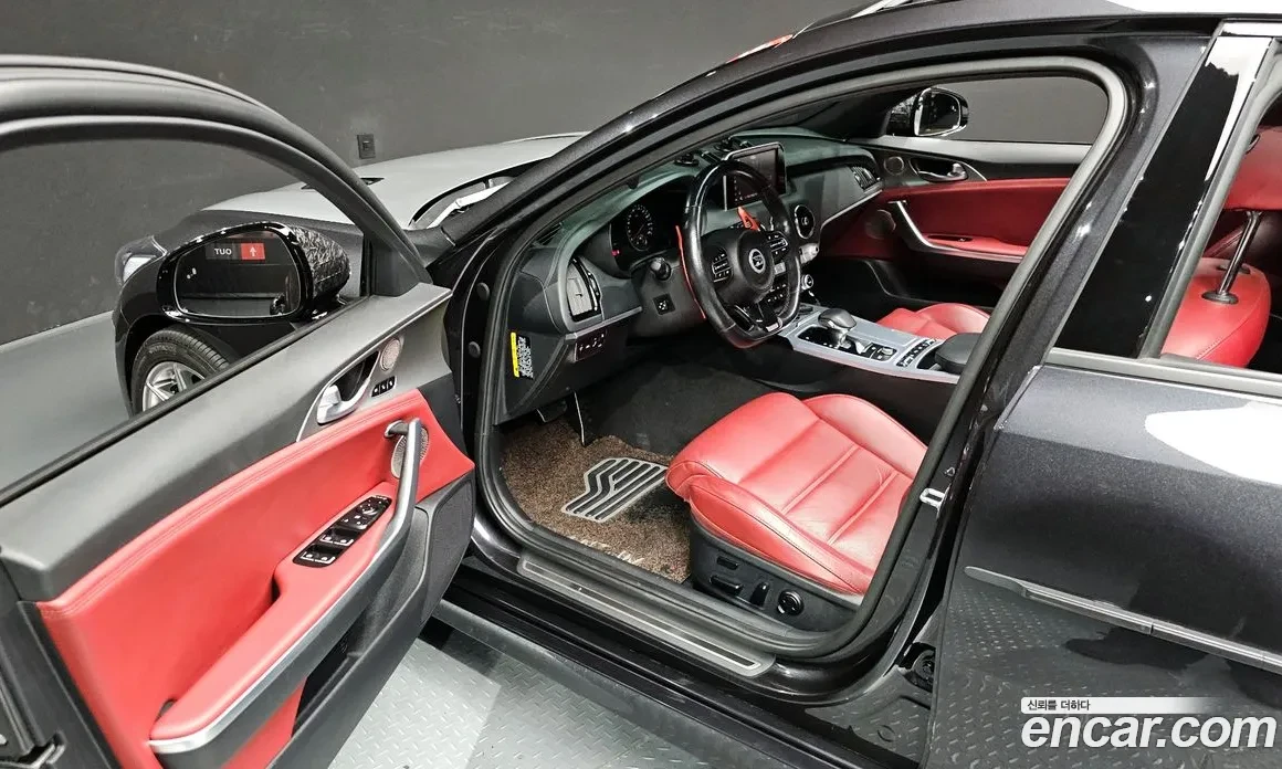 Kia Stinger AWD * HeadsUp * Обдух/Подгрев * 360, снимка 9 - Автомобили и джипове - 54726920