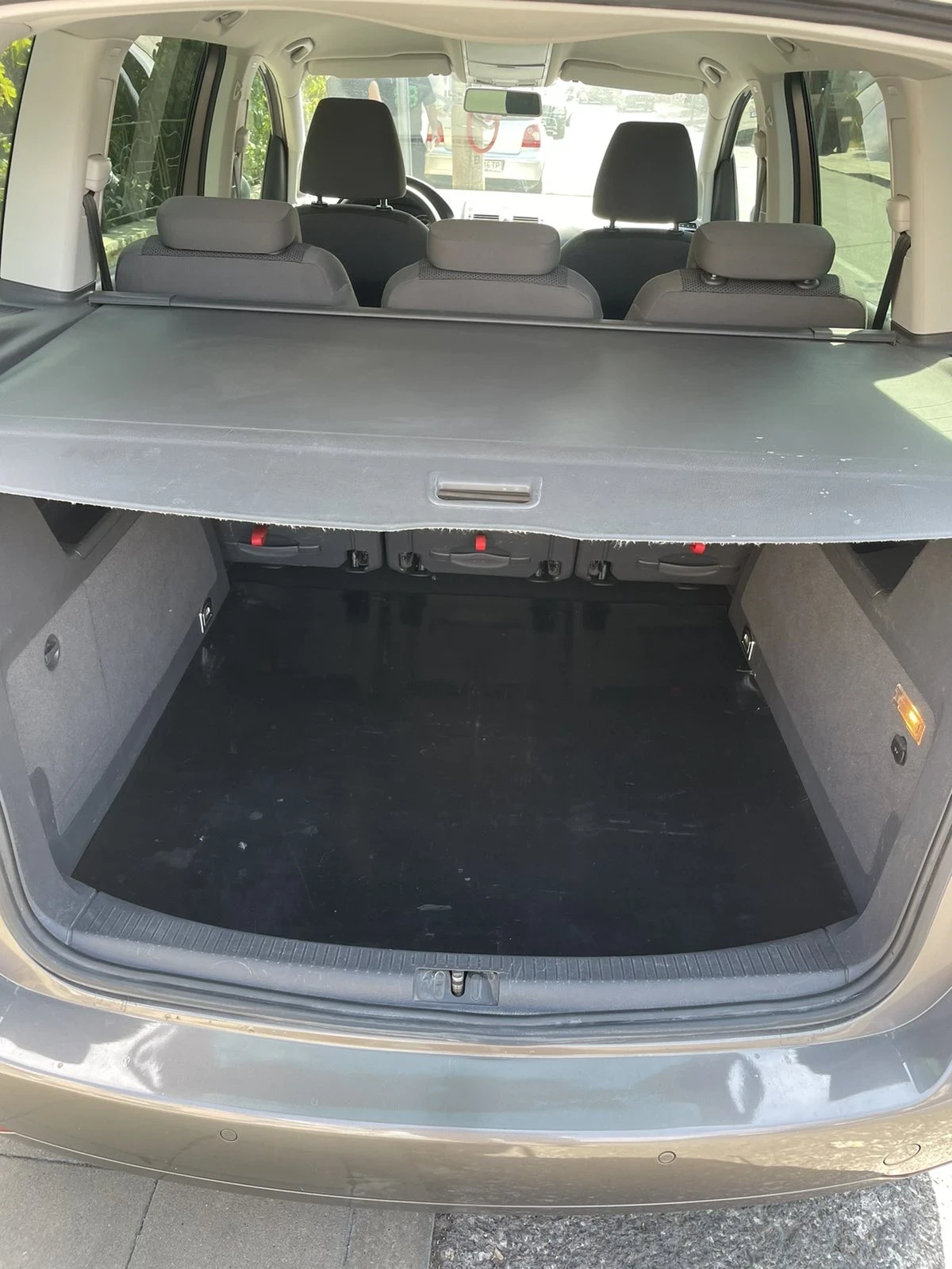 VW Touran 1.6 tdi bluemotion, снимка 15 - Автомобили и джипове - 55942555