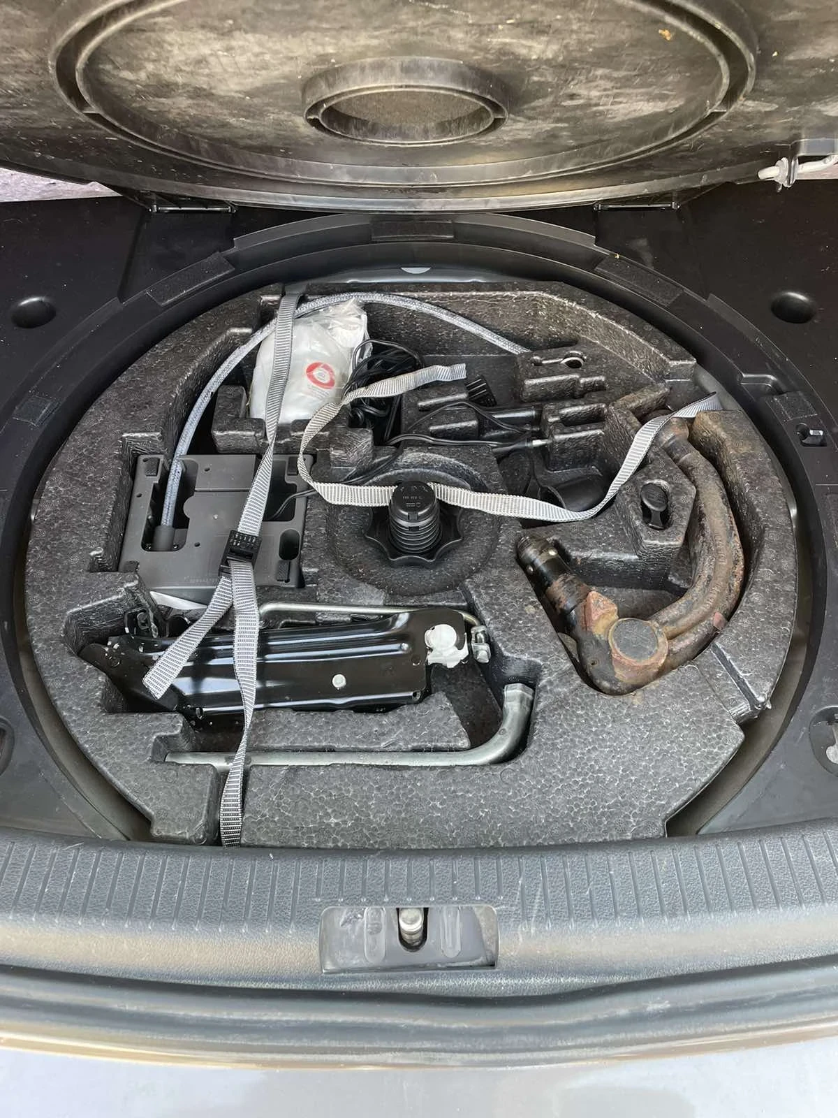 VW Touran 1.6 tdi bluemotion, снимка 8 - Автомобили и джипове - 55942555