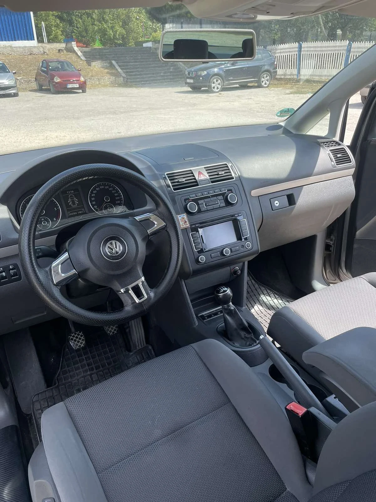 VW Touran 1.6 tdi bluemotion, снимка 13 - Автомобили и джипове - 55942555