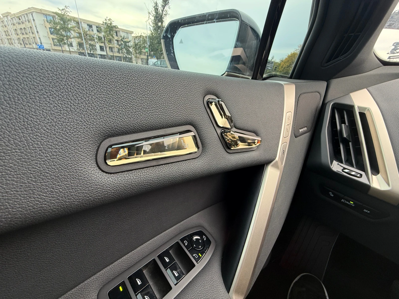 BMW iX BMW IX M50 BLACK AND GOLD | Mobile.bg � ����������� 9
