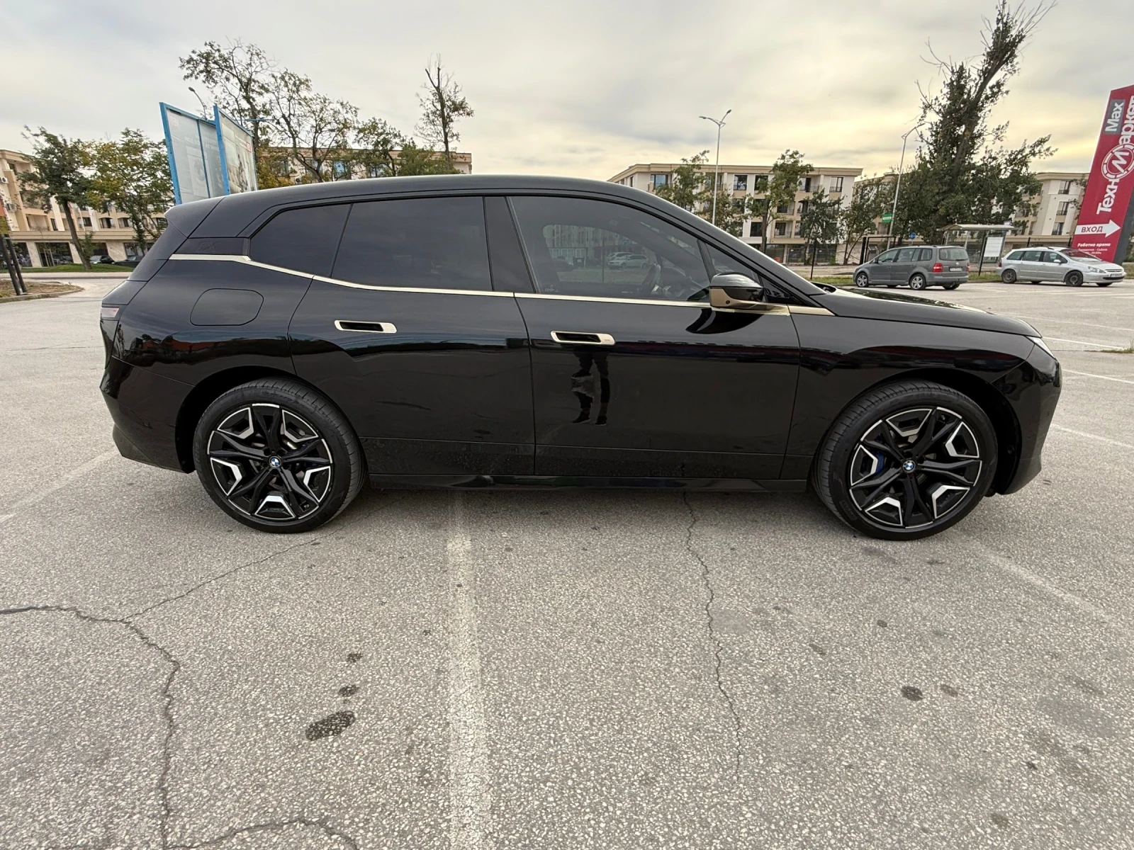 BMW iX BMW IX M50 BLACK AND GOLD | Mobile.bg � ����������� 3