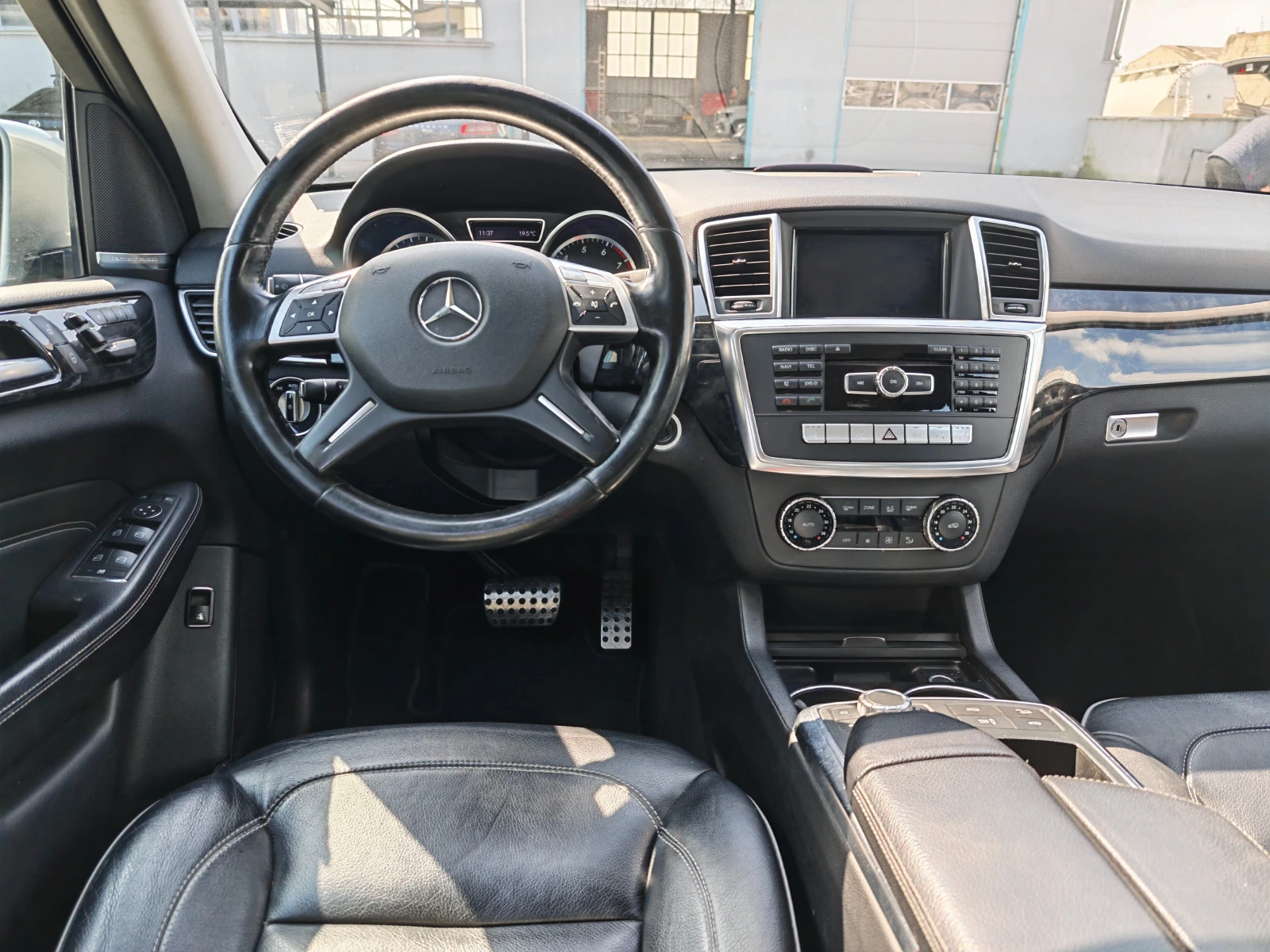 Mercedes-Benz ML 350 4 Matic* Airmatic* Memory* LED* Harman/Kardon, снимка 8 - Автомобили и джипове - 53866864