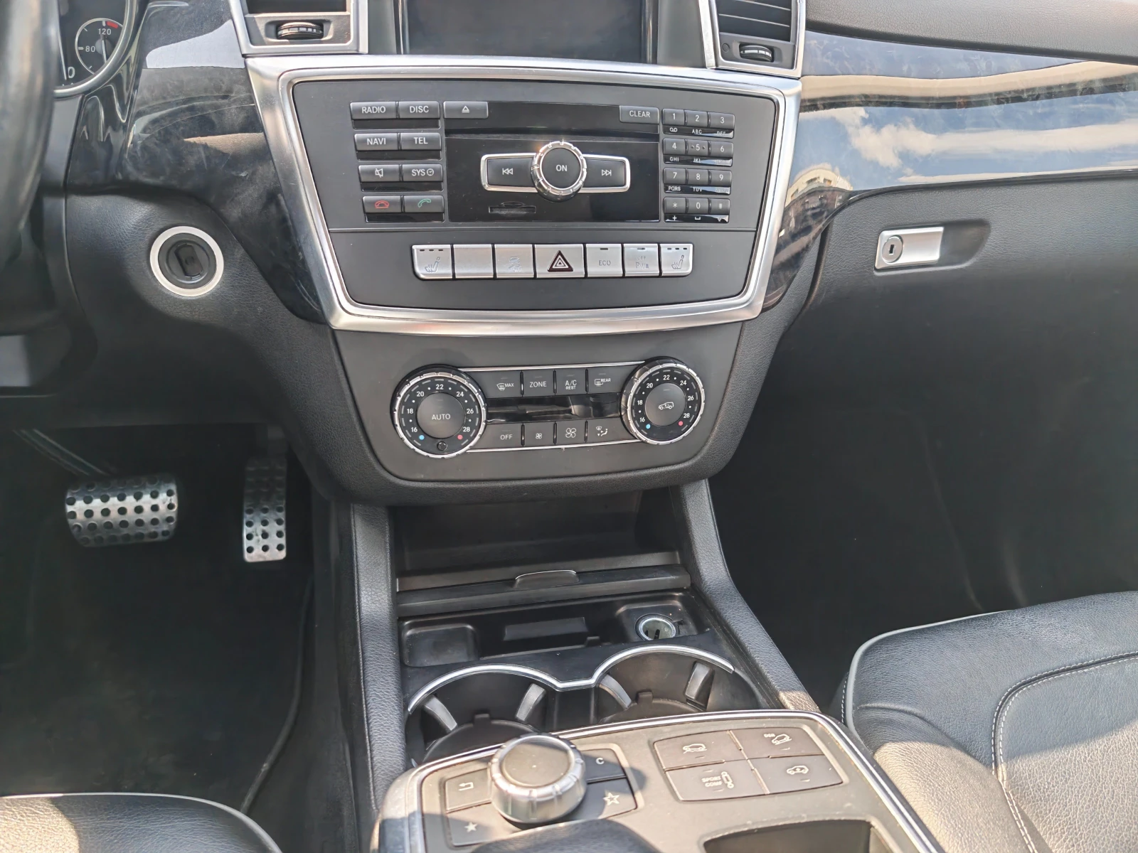 Mercedes-Benz ML 350 4 Matic* Airmatic* Memory* LED* Harman/Kardon, снимка 9 - Автомобили и джипове - 53866864