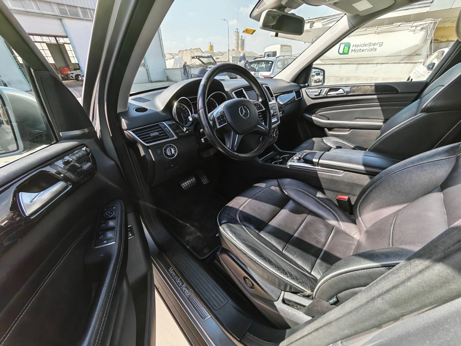 Mercedes-Benz ML 350 4 Matic* Airmatic* Memory* LED* Harman/Kardon, снимка 5 - Автомобили и джипове - 53866864