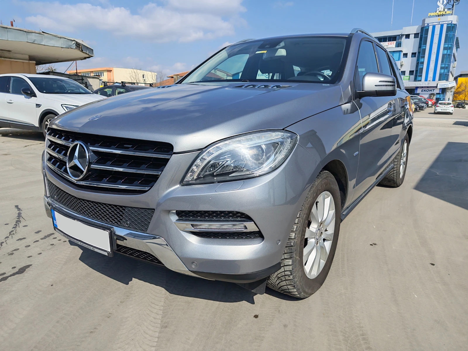 Mercedes-Benz ML 350 4 Matic* Airmatic* Memory* LED* Harman/Kardon, снимка 2 - Автомобили и джипове - 53866864