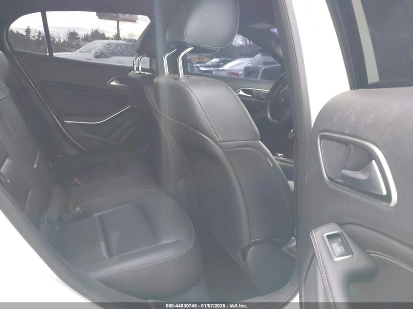 Mercedes-Benz GLA 250 4Matic, снимка 8 - Автомобили и джипове - 54143206