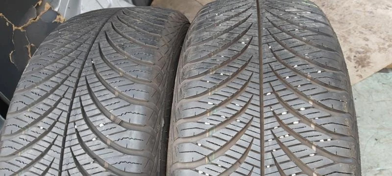 Гуми Зимни 215/55R17, снимка 1 - Гуми и джанти - 30583095