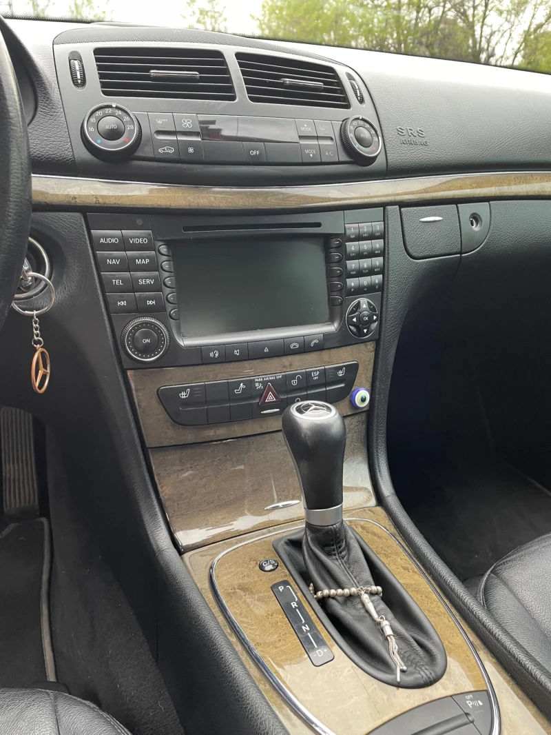 Mercedes-Benz E 220, снимка 7 - Автомобили и джипове - 48346128