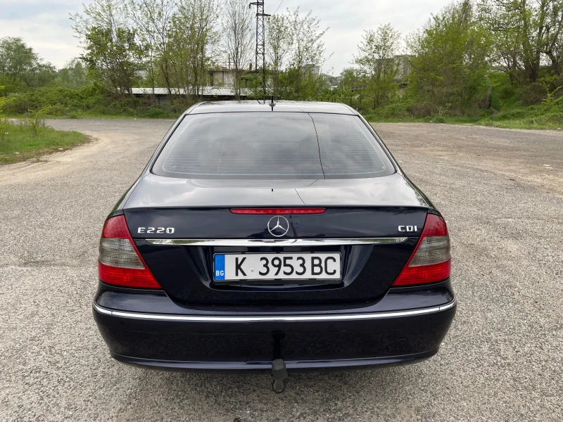 Mercedes-Benz E 220, снимка 4 - Автомобили и джипове - 48346128