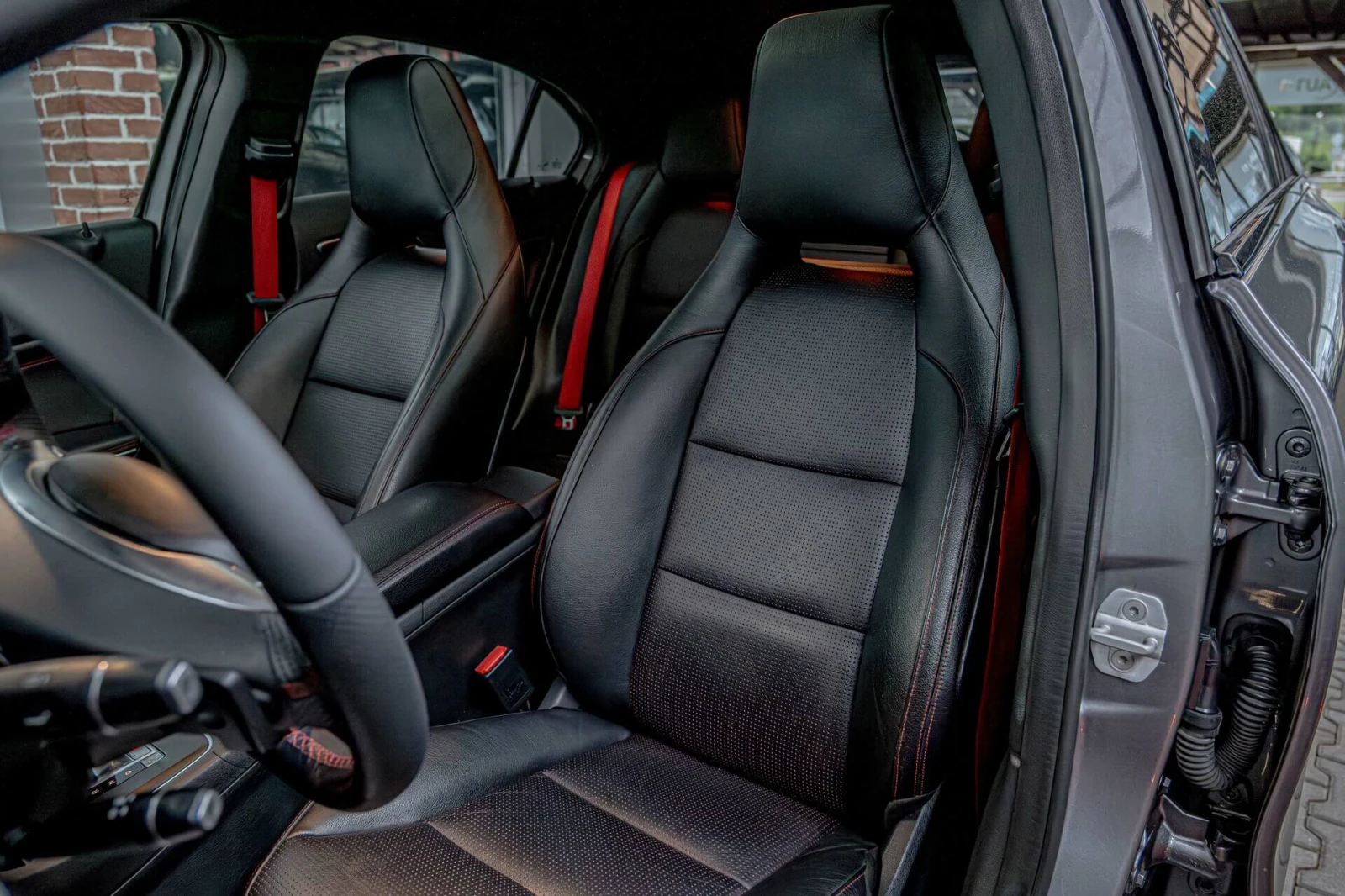 Mercedes-Benz A45 AMG 4Matic/F1/Harman Kardon/Камера/Карбон/Подгрев, снимка 10 - Автомобили и джипове - 54663465