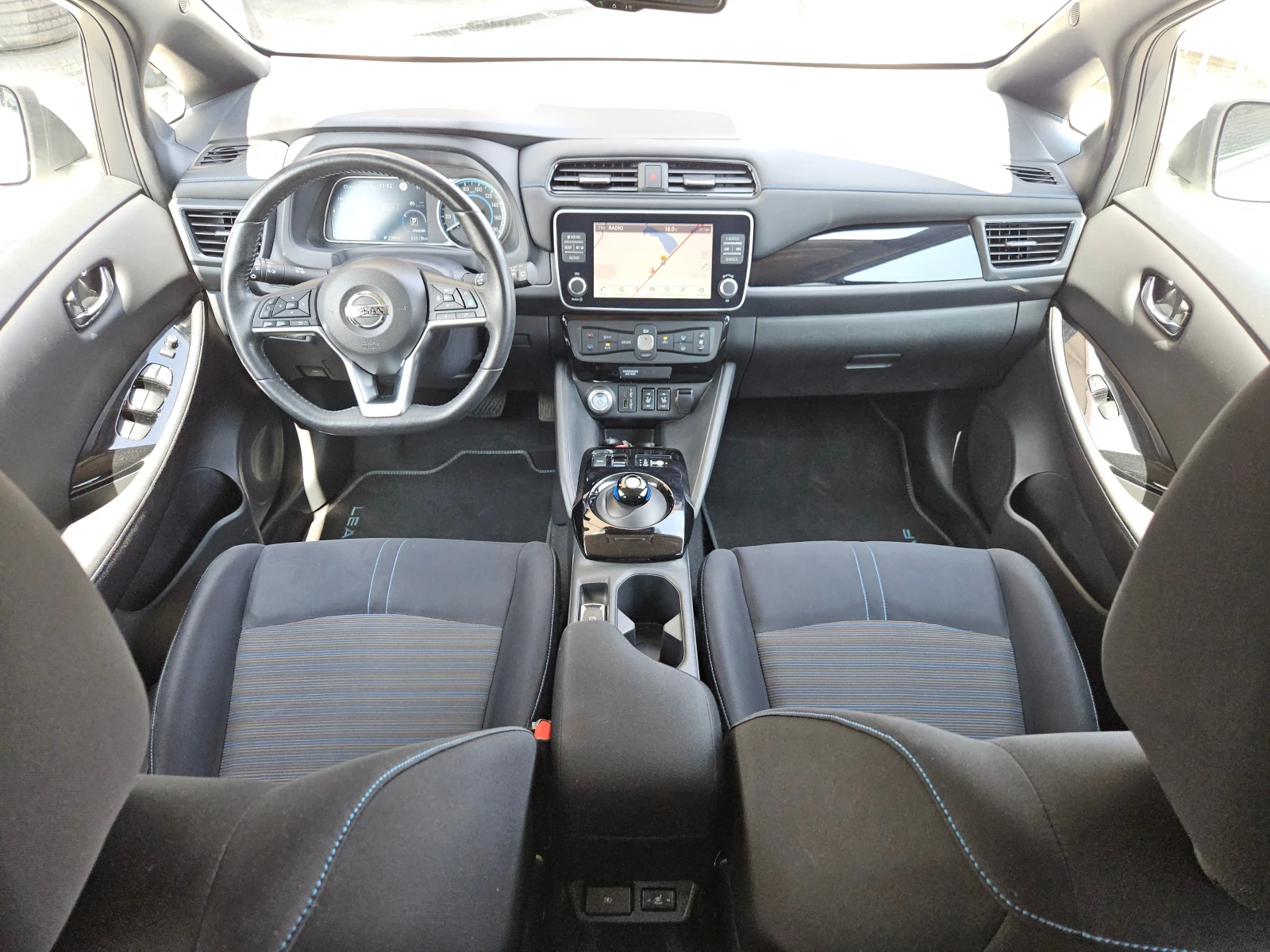 Nissan Leaf  TEKNA/SOH100%/камера360 /KEYLESS/DISTRONIC/CARPLAY, снимка 10 - Автомобили и джипове - 54738850