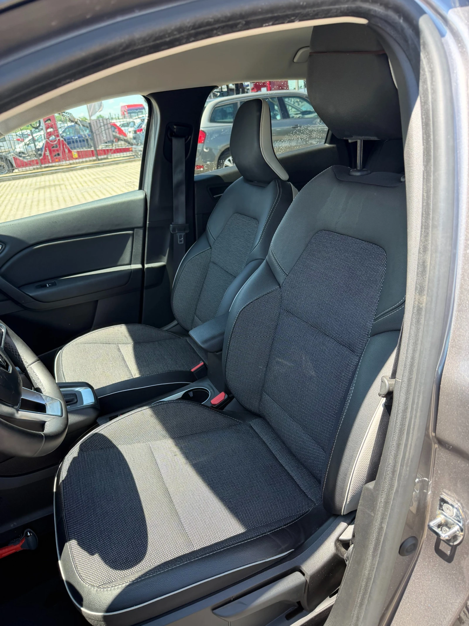 Renault Captur 1.3Tce HYBRID AVTOMAT/KOJA/NAVI EURO 6, снимка 12 - Автомобили и джипове - 54835842
