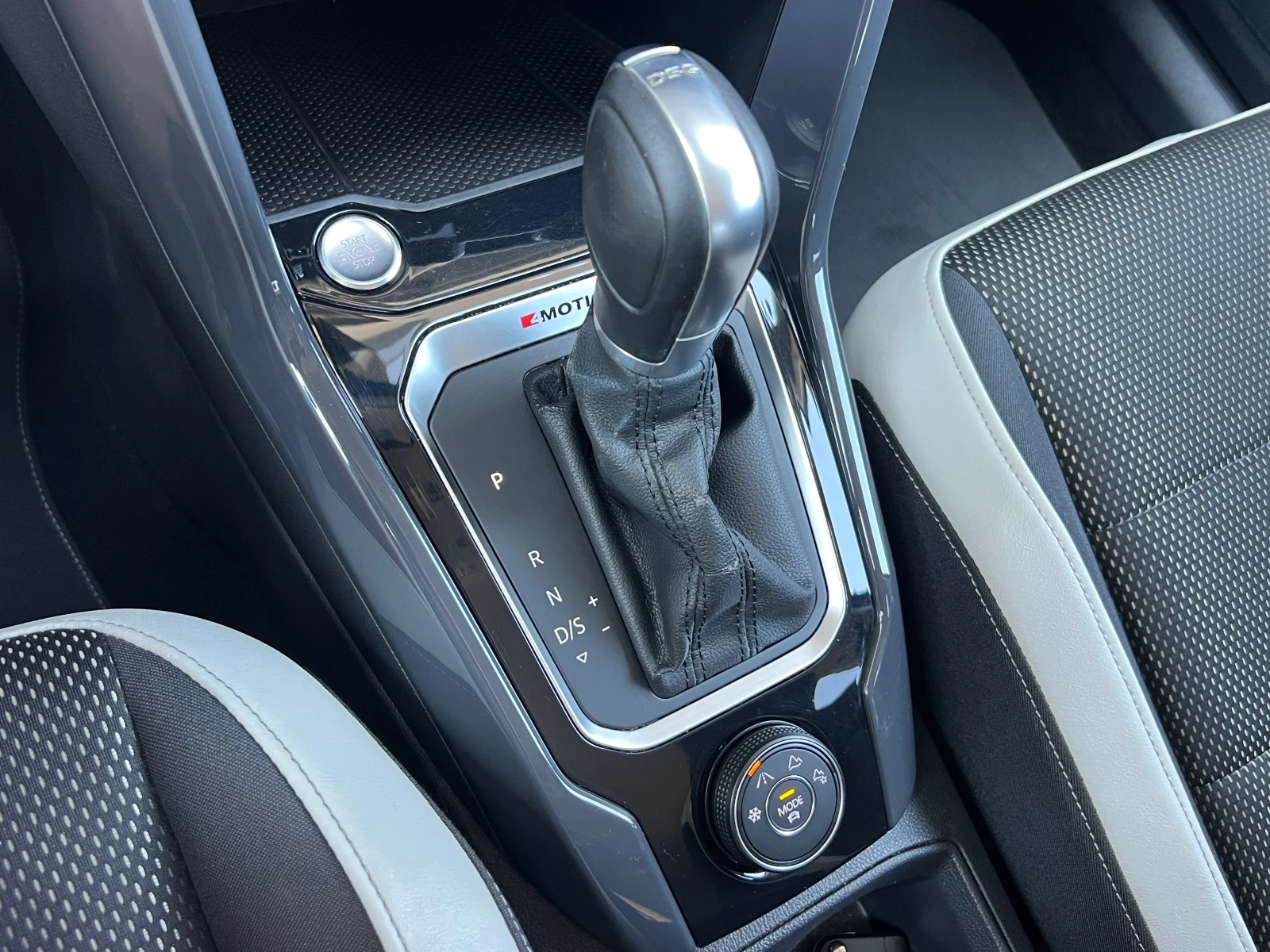 VW T-Roc 2.0TDI, 4-MOTION, LED, DISTRONIC, KEY-GO, ADVANCE!, снимка 12 - Автомобили и джипове - 54836512