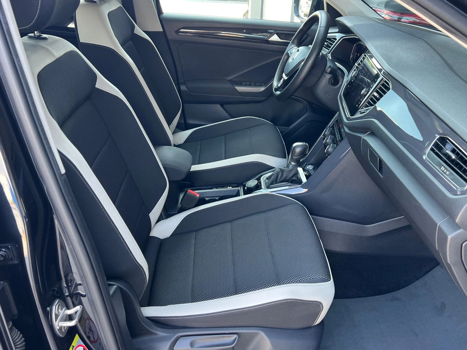 VW T-Roc 2.0TDI, 4-MOTION, LED, DISTRONIC, KEY-GO, ADVANCE!, снимка 10 - Автомобили и джипове - 54836512