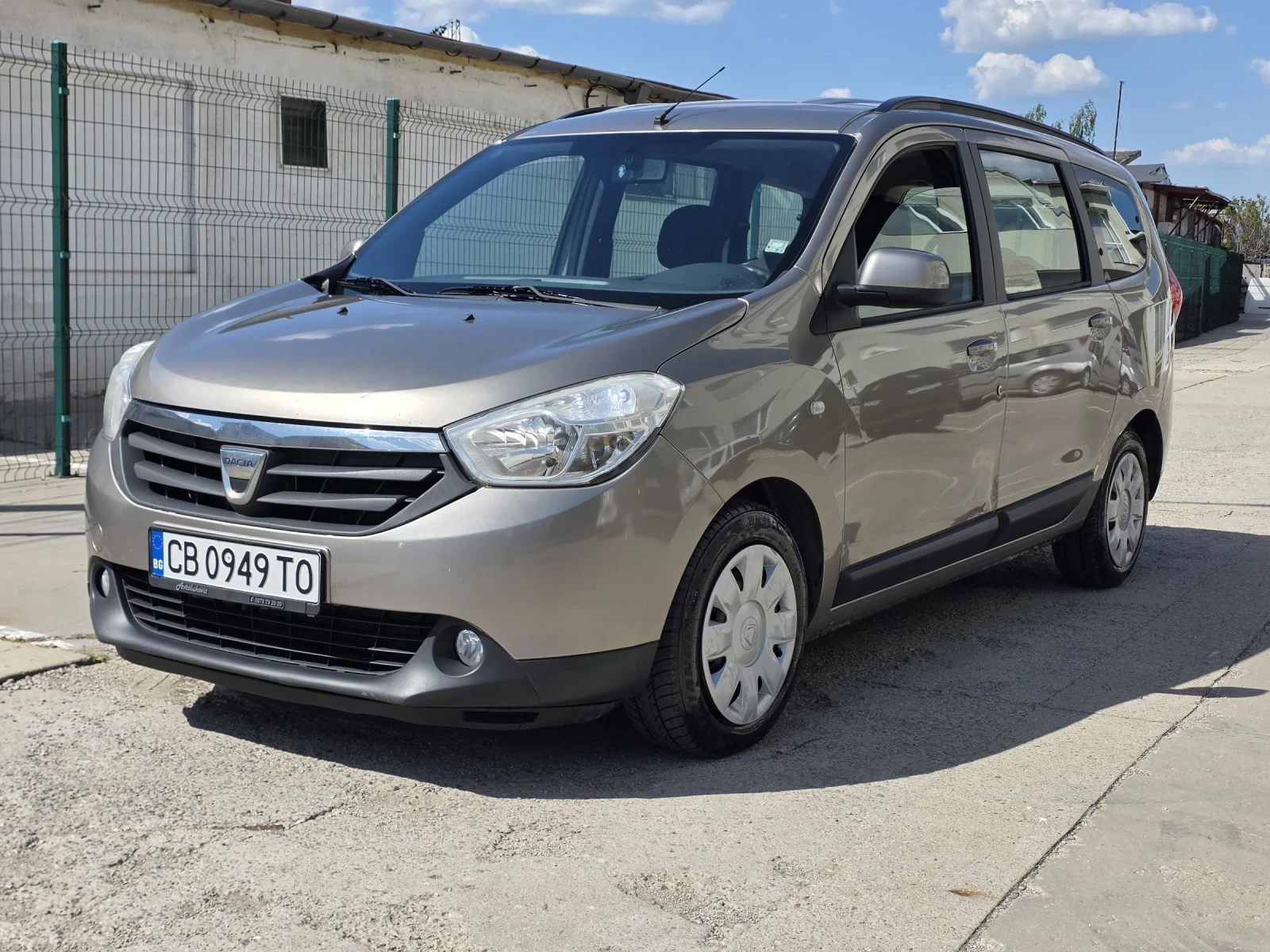 Dacia Lodgy 6+ 1, снимка 2 - Автомобили и джипове - 54432220