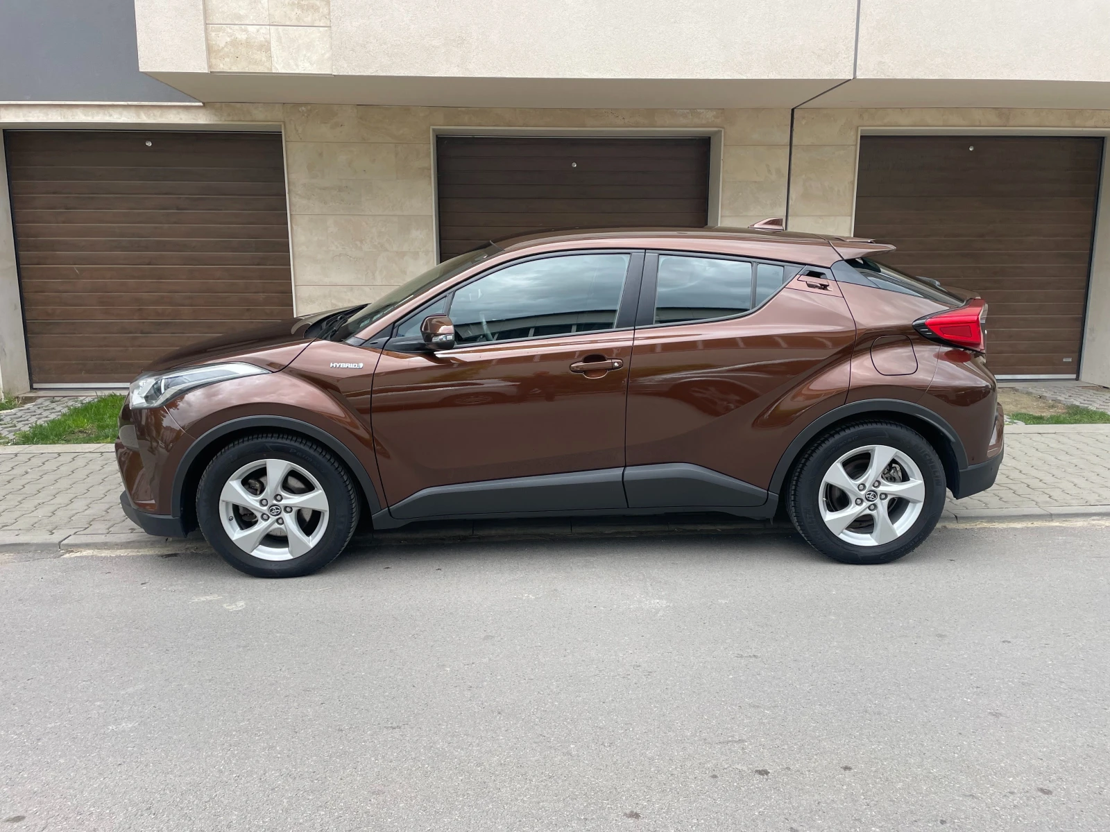 Toyota C-HR 1.8 Hybrid e-CVT - в ГАРАНЦИЯ - изображение 5