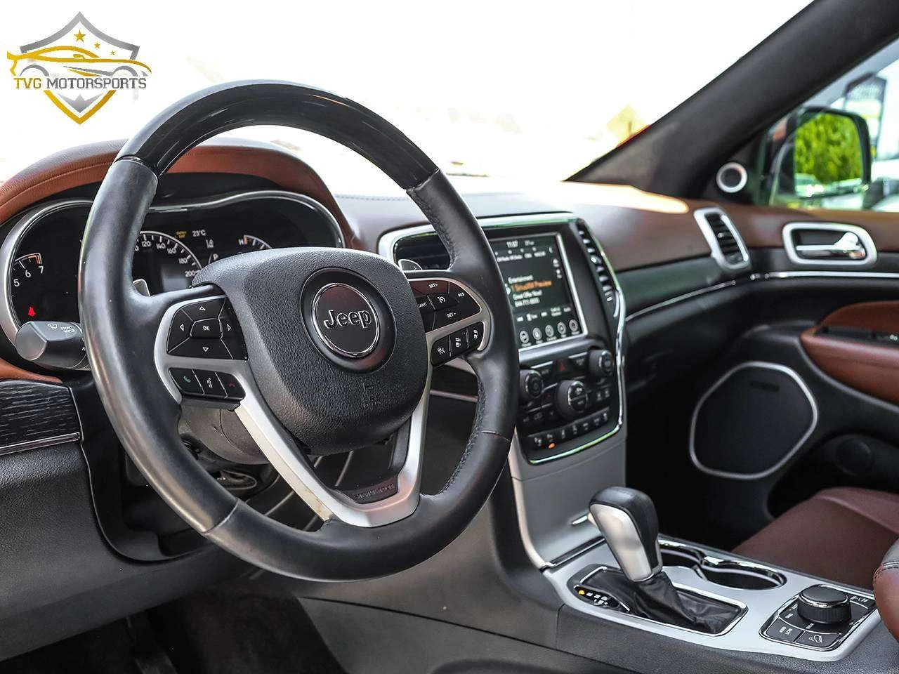Jeep Grand cherokee Summit 4x4 - Loaded with LOW KMS! CLEAN CARFAX, снимка 5 - Автомобили и джипове - 54895875