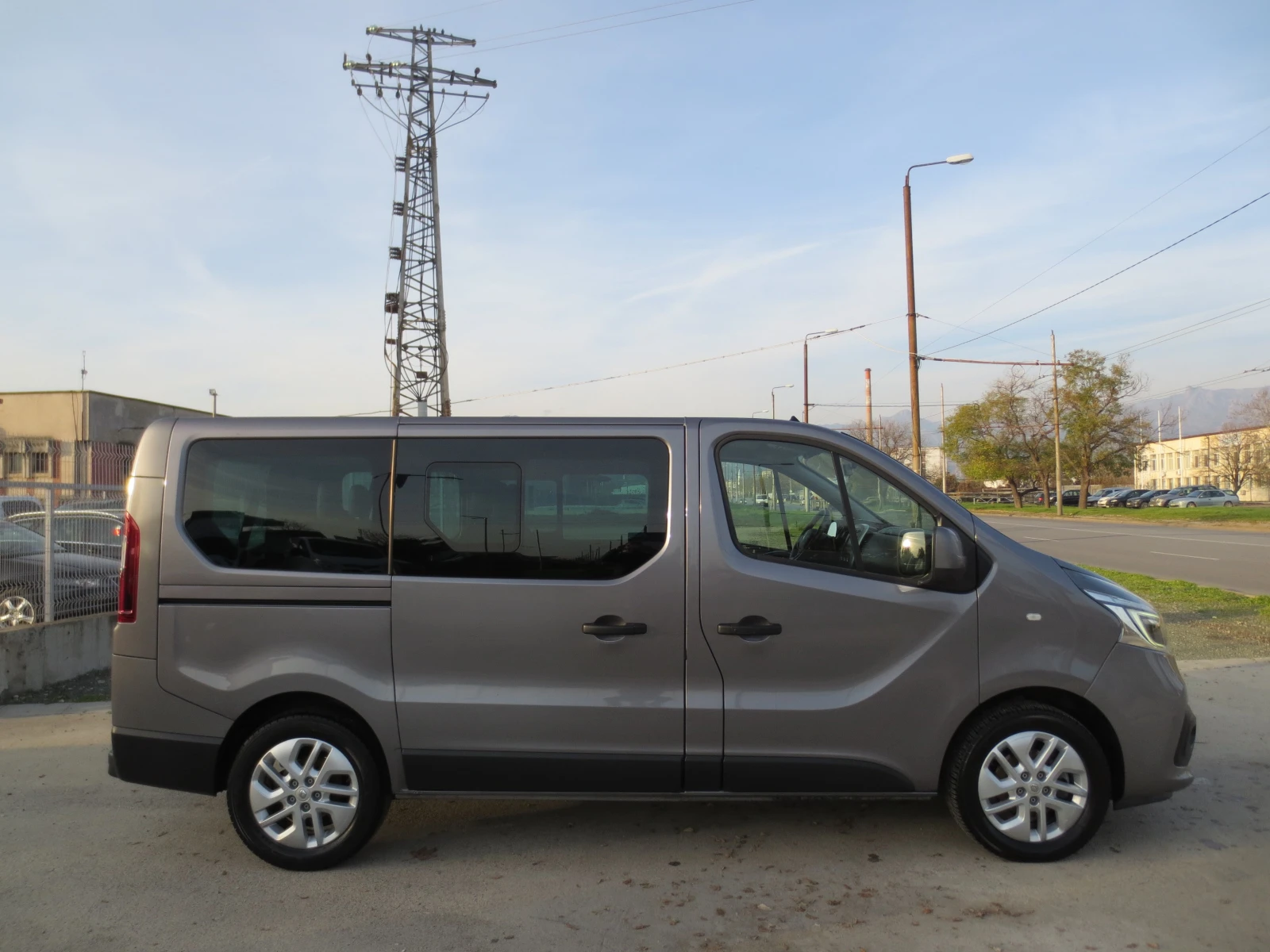 Renault Trafic 2.0DCI - изображение 4