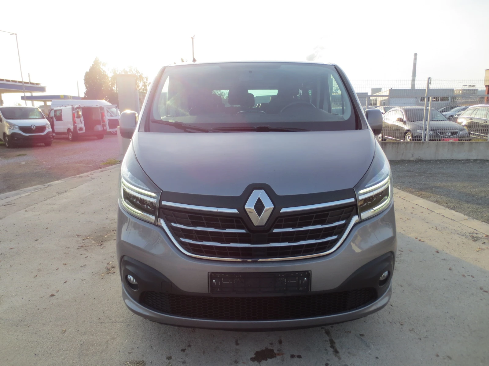 Renault Trafic 2.0DCI - изображение 2