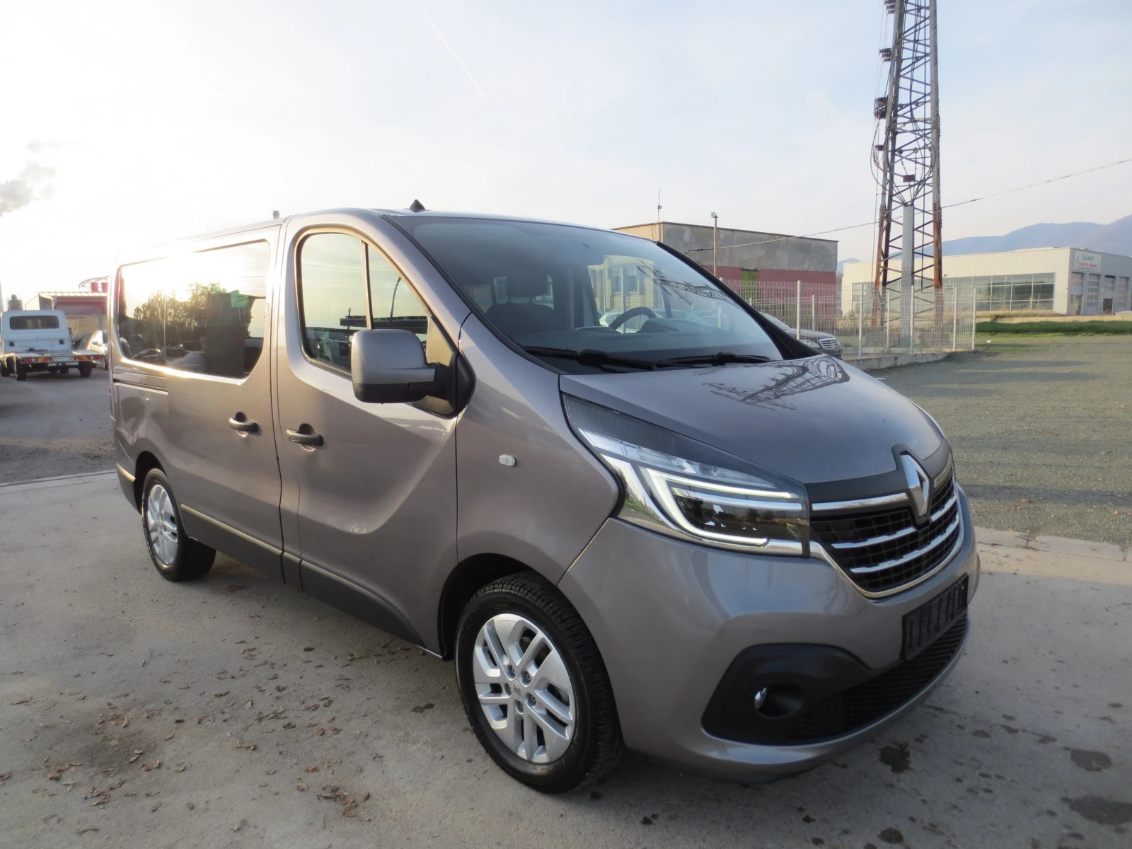 Renault Trafic 2.0DCI - изображение 3