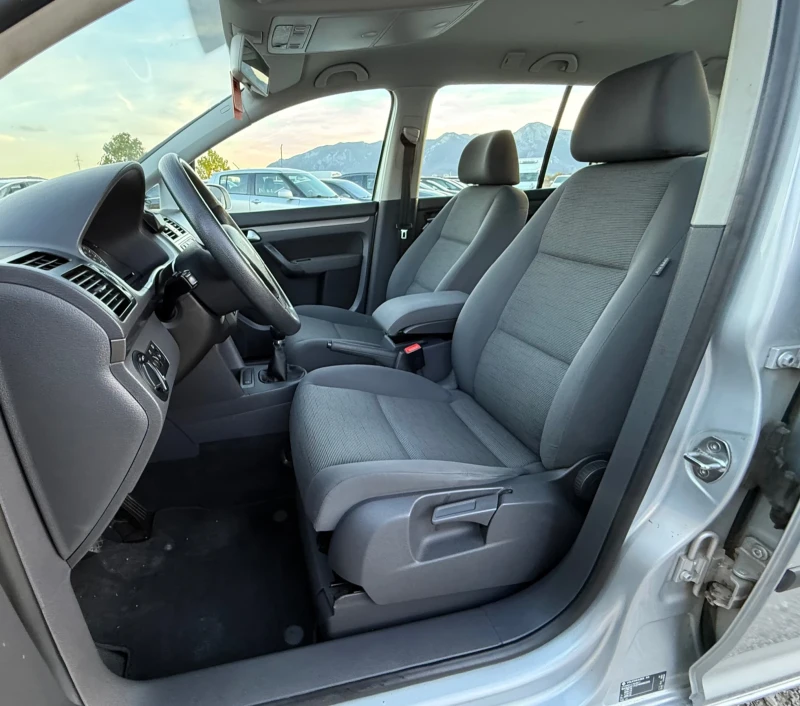 VW Touran 1.9TDi 105к.с 6ск. * Климатроник* * Навигация* , снимка 12 - Автомобили и джипове - 52243138