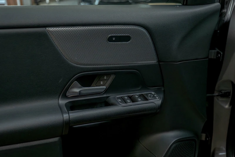 Mercedes-Benz GLA 180 d/Virtual/Панорама/Подгрев/Thermatic/8g Tronic, снимка 10 - Автомобили и джипове - 52797653