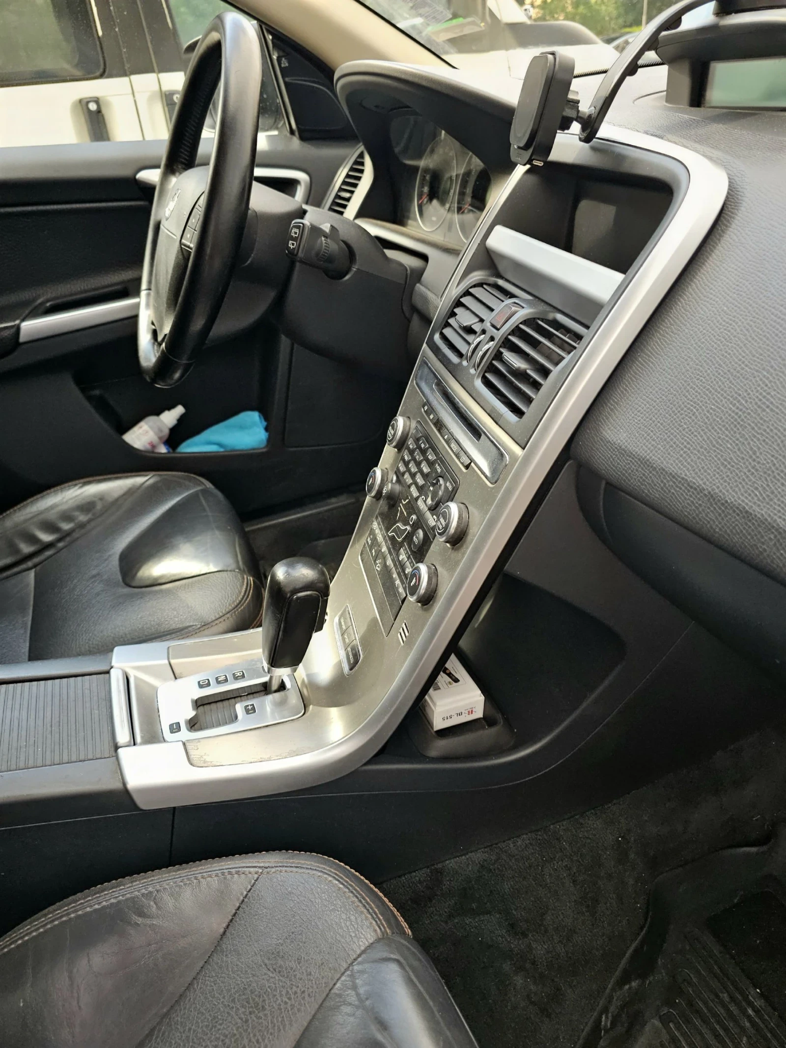 Volvo XC60 3.2 AWD, снимка 11 - Автомобили и джипове - 53729662