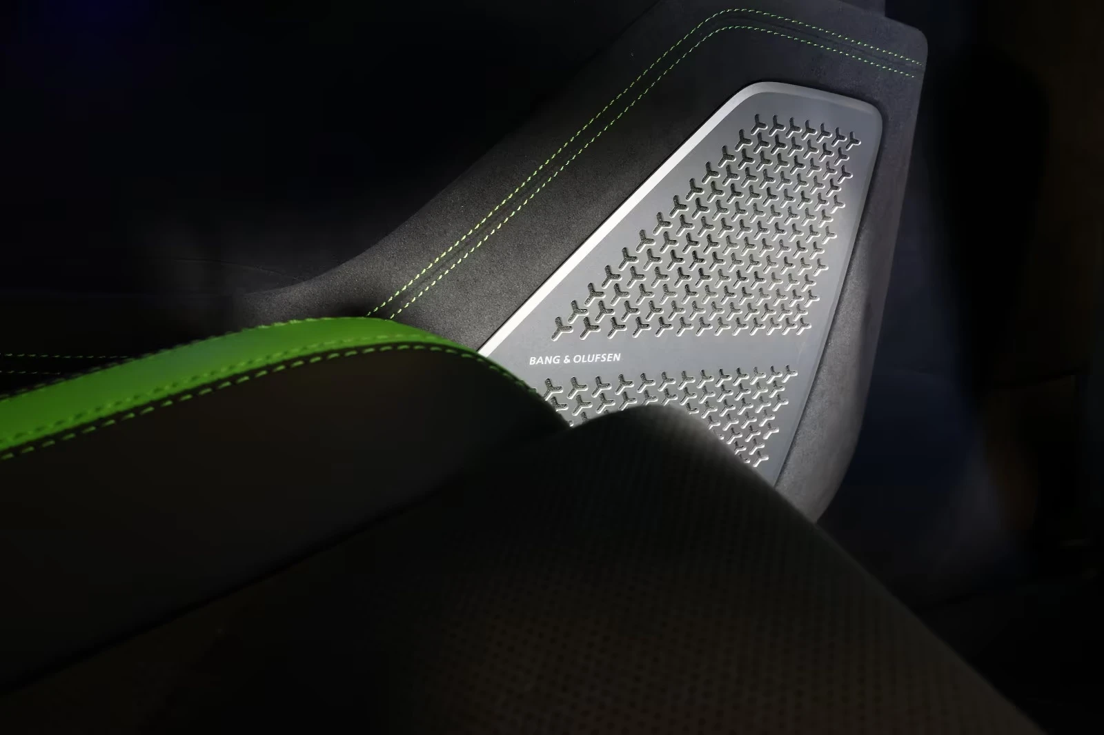 Lamborghini Urus SE / FACELIFT / BANG & OLUFSEN / 360 / HEAD-UP, снимка 9 - Автомобили и джипове - 54956435